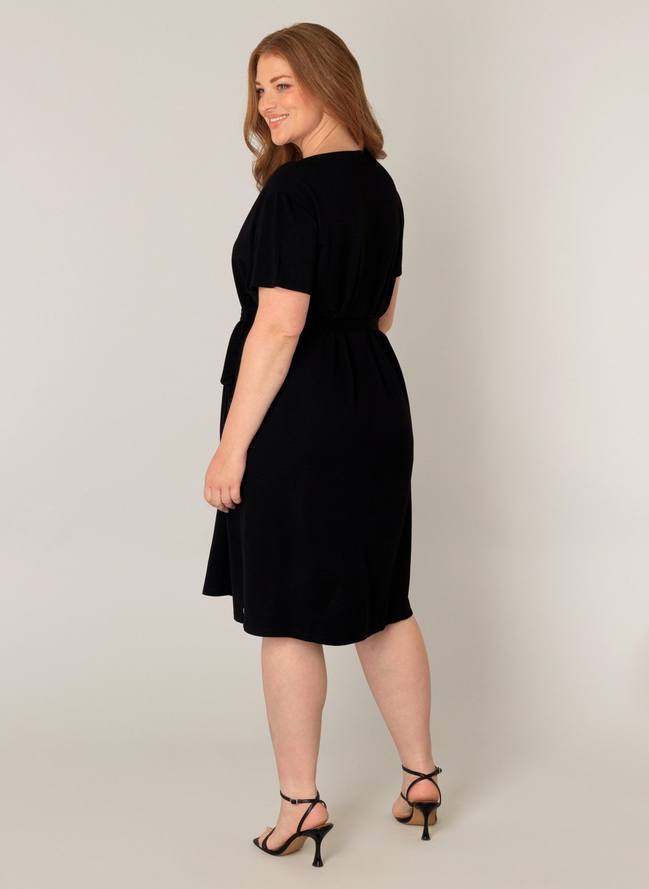 Base Level Curvy Sommerkleid mit Bindegürtel günstig online kaufen