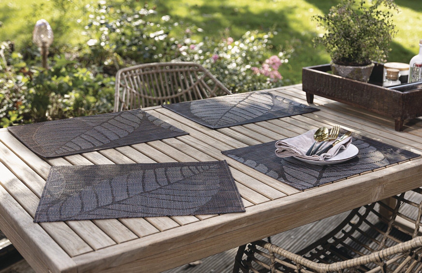 Dekoleidenschaft Platzset "Blatt" aus Kunststoff in braun / grau, 45x30 cm, abwischbar, Tischset, (4-St., im Set), Platzmatte, Platzdeckchen, Unterlage, Tischdeckchen pflegeleicht