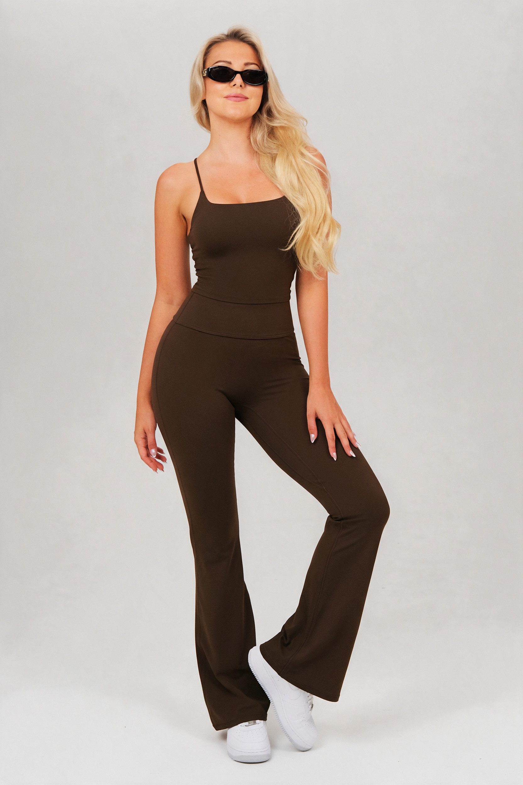 FemmeTone Trainingsanzug Yoga Set mit Crop-Top und High-Waist Schlagleggings (Set, 2-tlg., Gekreuztes Trägertop und formende Schlaghose mit Scrunch-Rückseite), Crossback-Bustier mit leichter Polsterung und lange Flared-Leggings