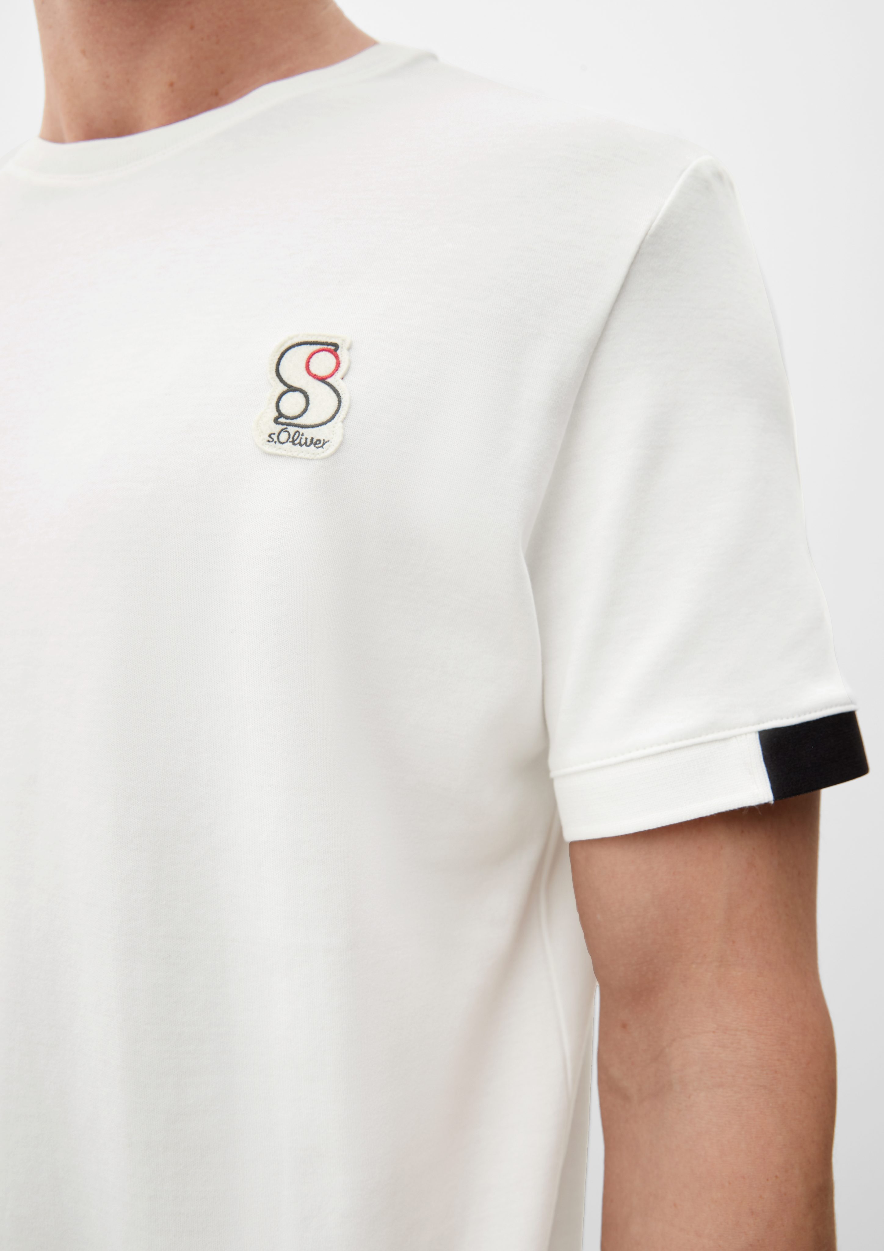 mit s.Oliver Labelpatch Label-Patch, weiß Kontrast-Details T-Shirt Kurzarmshirt