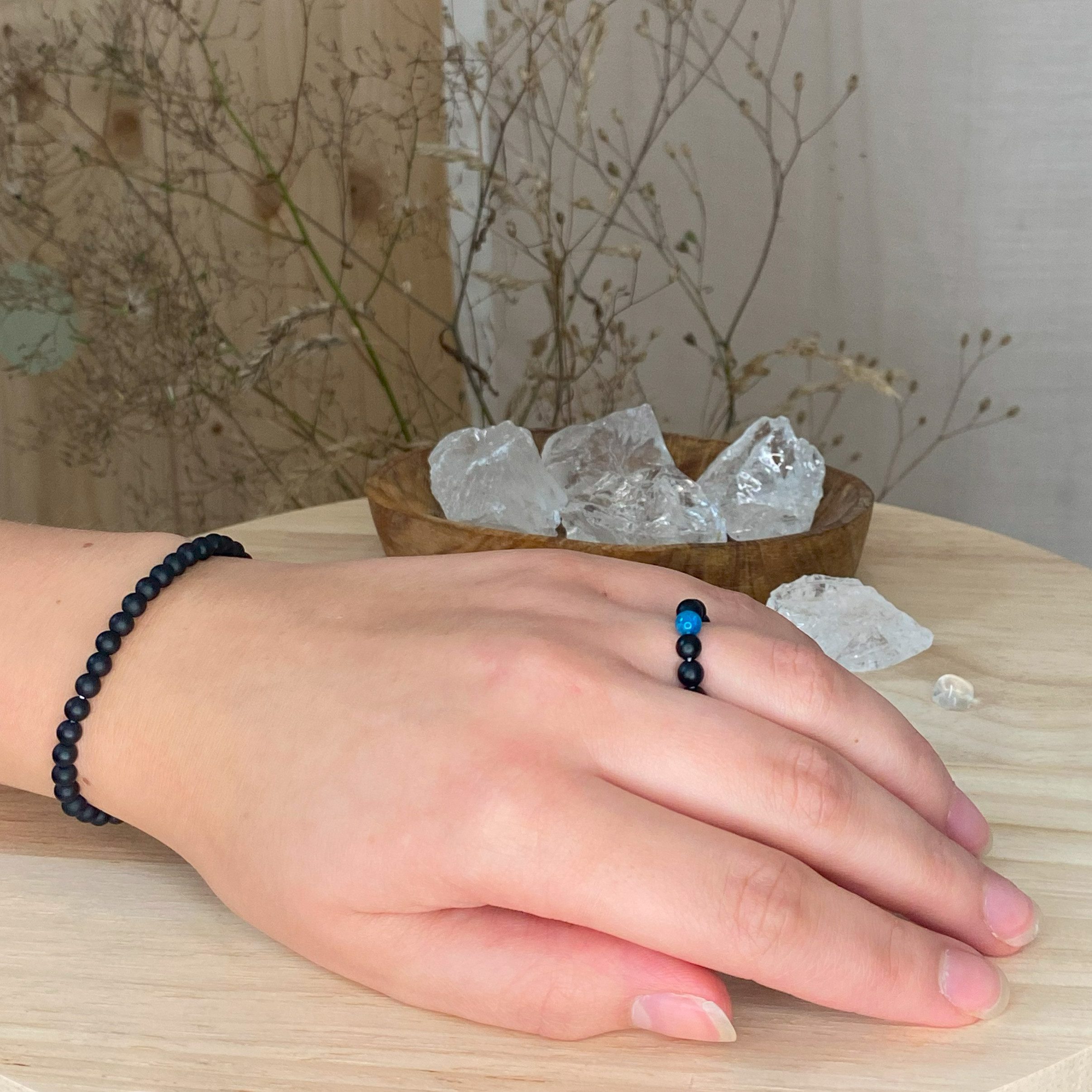 Lebensquelle Plus Edelstein Onyx, matt + Apatit, elastischer Kugelring