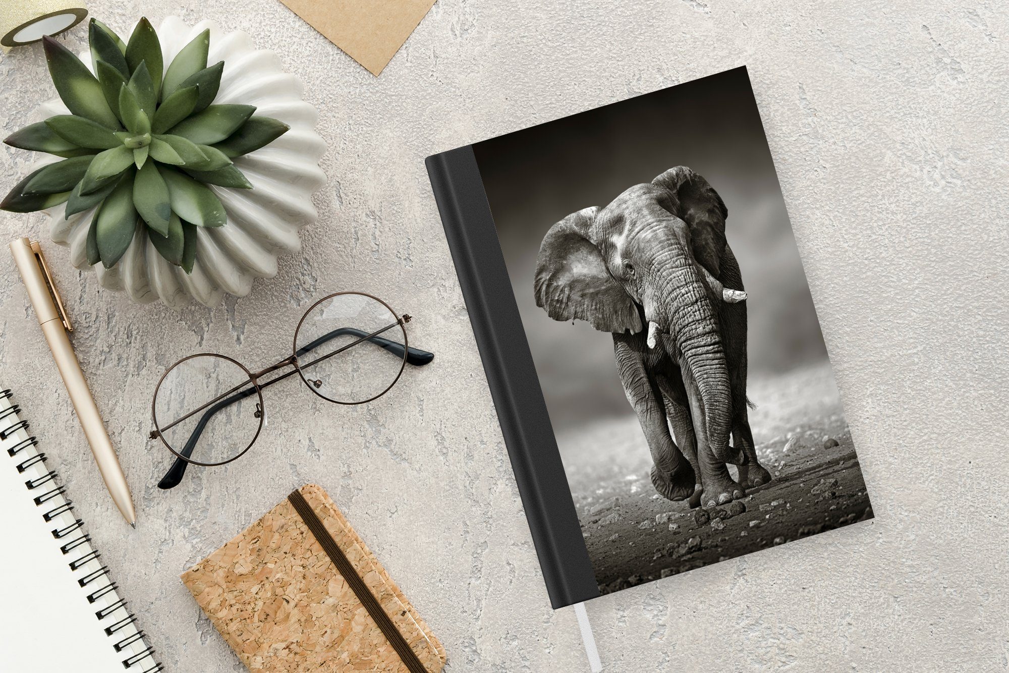 MuchoWow Notizbuch Elefant - Namibia, Tagebuch, A5, - 98 Merkzettel, Schwarz Notizheft, Seiten, Haushaltsbuch Weiß - Journal