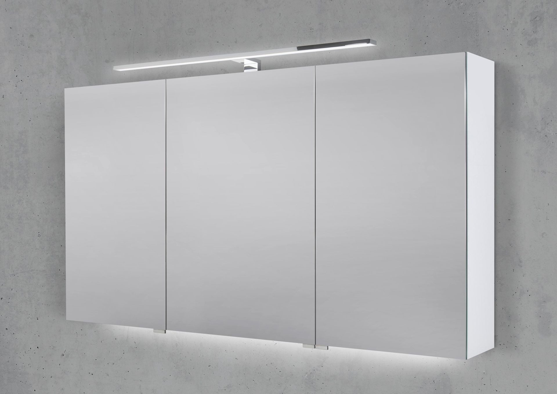 Intarbad Badezimmerspiegelschrank 3-türiger Spiegelschrank mit schmaler MULTI LED Aufsatzleuchte dimmbar (Doppelspiegeltüren, Holz-/ Lackdekore, Maße von 120 bis 140 cm wählbar, Höhe 70 cm, Glasfachböden, Magnetleiste & Kosmetikspiegel Ø 12 cm) Vormontierte Lieferung, Floatglas, 160 kg Traglast, Made in Germany