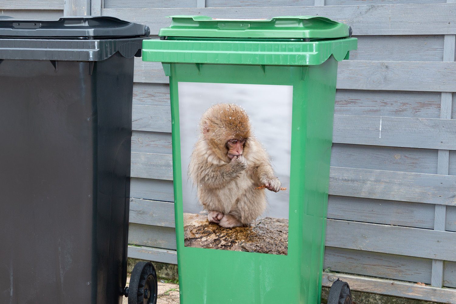 MuchoWow Wandsticker Baby-Affe im Kinder St), Mülltonne, Sticker, Mülleimer-aufkleber, Jungen (1 - - Abfalbehälter - Mädchen Schnee Container