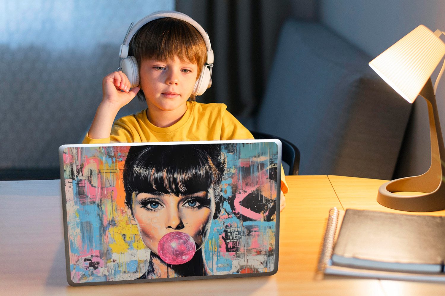 MuchoWow Laptop-Aufkleber Kaugummi - Frau - Pinselstriche - Modern, (1tlg), Laptop Folien Cover, Aufkleber, Sticker, Schutz vor Kratzern, 30x21 cm