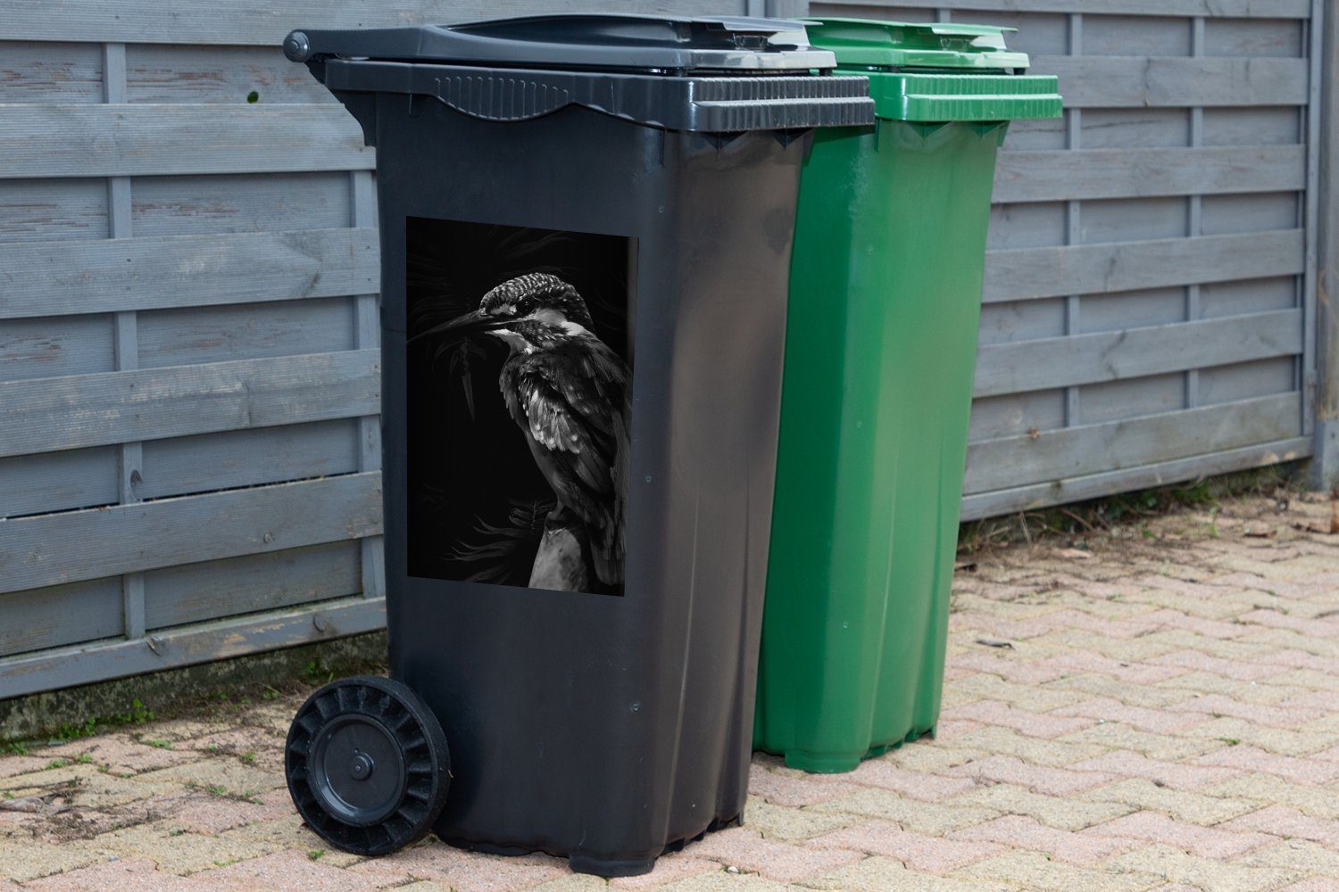 MuchoWow Wandsticker Vogel Sticker, Hintergrund einem St), - auf (1 Container, weiß und Mülleimer-aufkleber, schwarz Zweig Abfalbehälter schwarzem Mülltonne, vor