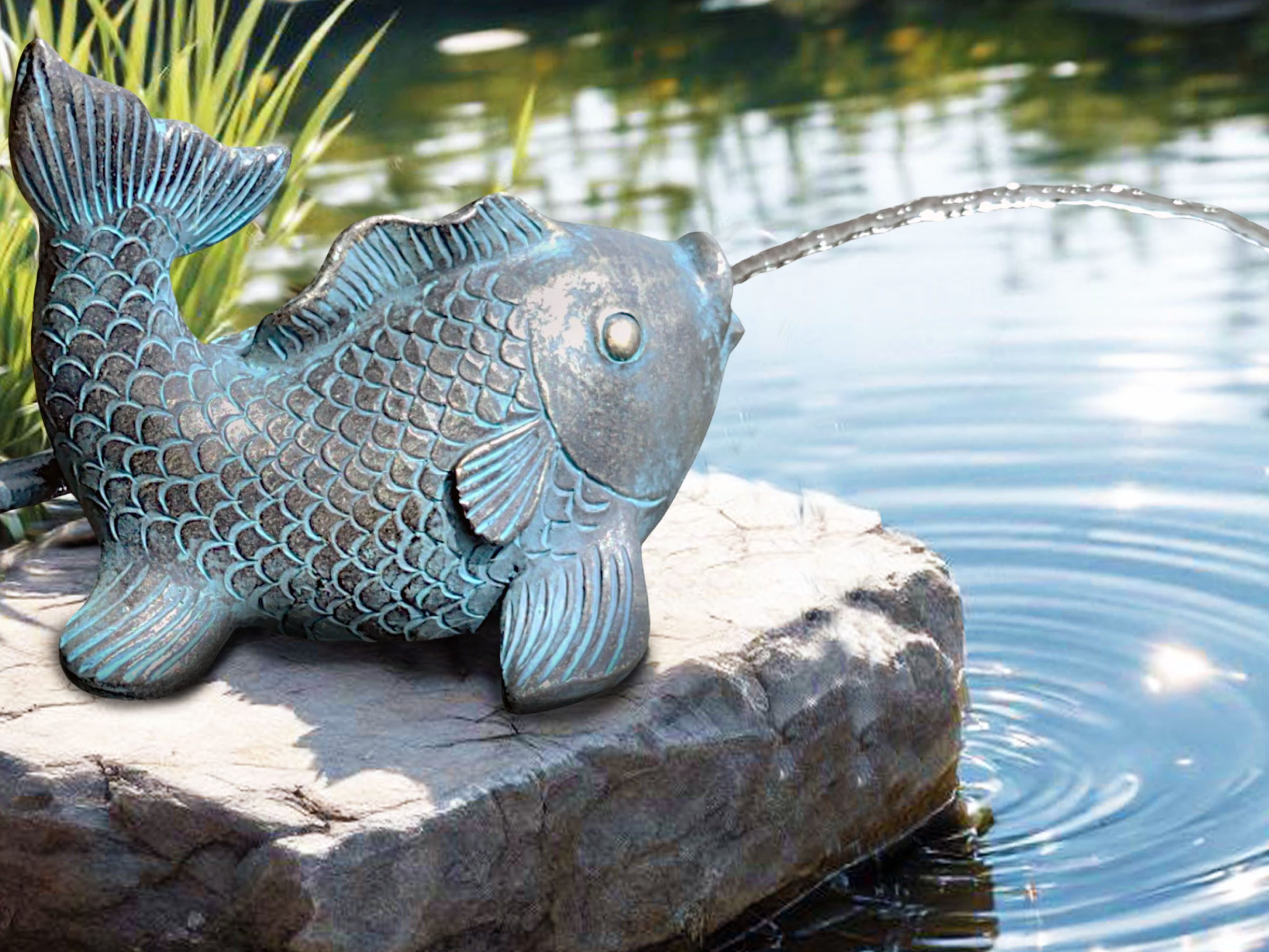 Arnusa Wasserspeier Karpfen solarbetrieben Teichfigur mit Solarpumpe & Wasserspiel, Solarbrunnen Solarteichfigur für Gartenteich & Wasserlauf – Bild 5 von 5