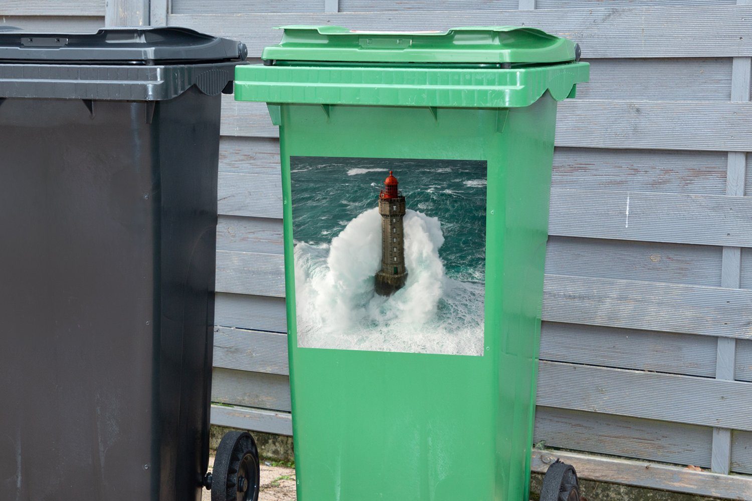 MuchoWow la in Container, vor Abfalbehälter Frankreich von Der Jument Wandsticker (1 St), Mülltonne, Mülleimer-aufkleber, grauen einem Leuchtturm Himmel Sticker,