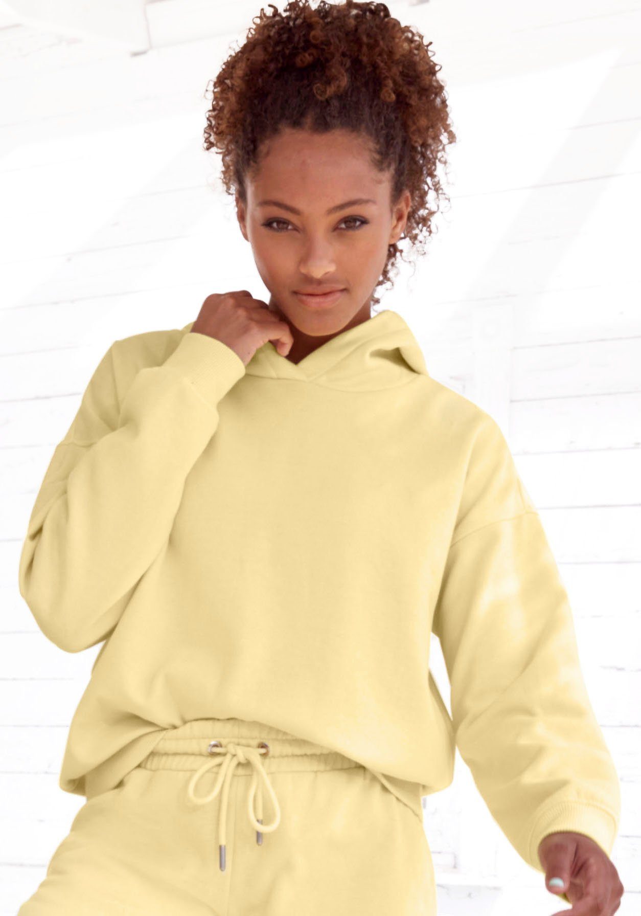Buffalo Hoodie -Kapuzensweatshirt mit Rückenprint und Rippbündchen, Loungeanzug gelb