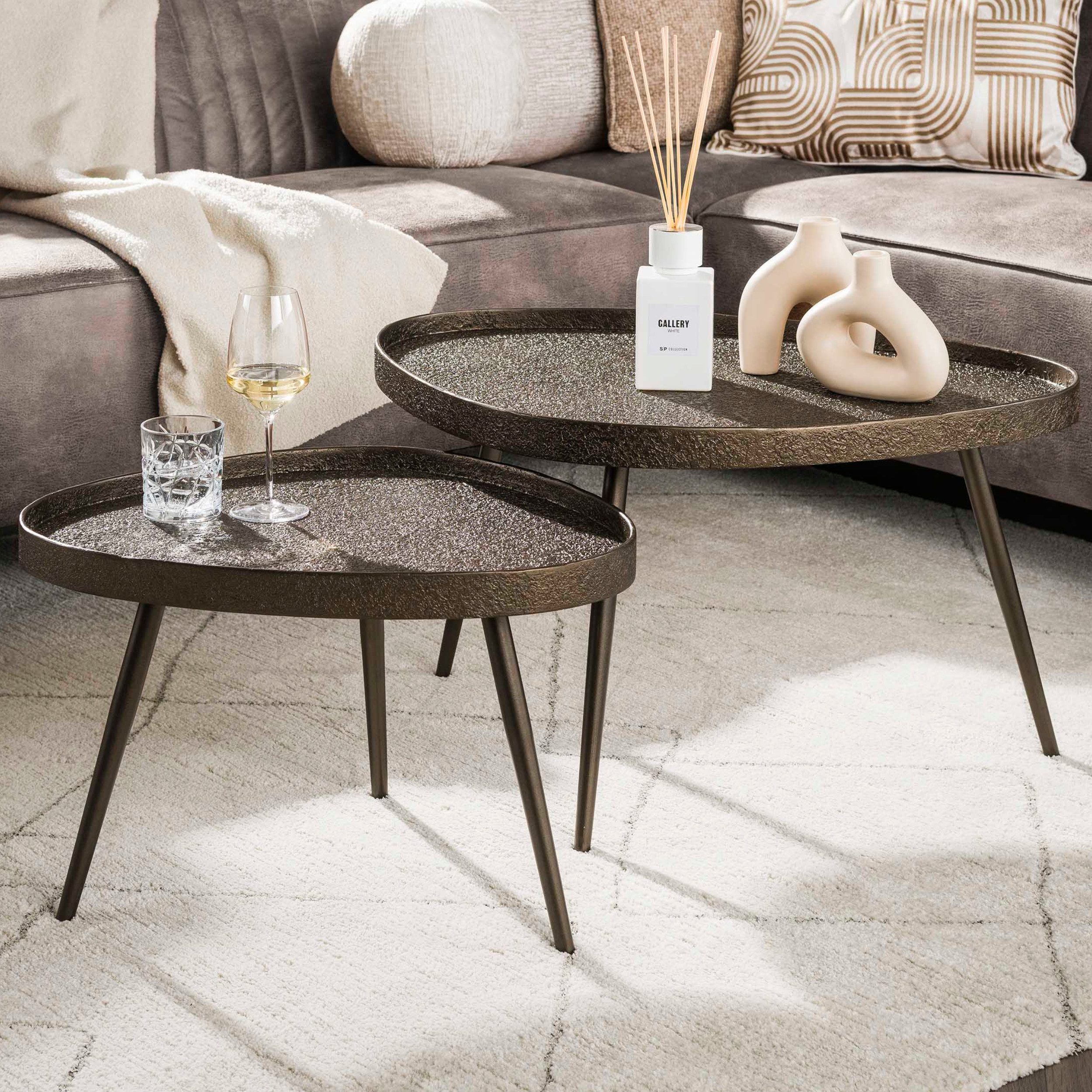 alesvelt Couchtisch Set CONTORNO TRIANGOLO Dreieckige Tablett-Satztische in Liquid-Metal (2er-Set), 80x60x45cm, 60x50x39cm, Metallic-Finish