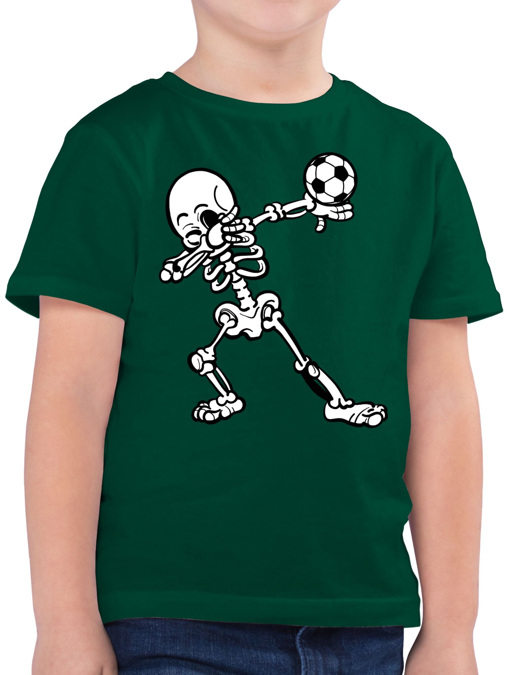 Shirtracer T-Shirt Dabbendes Skelett mit Fussball Kinder Sport Kleidung 2 Tannengrün