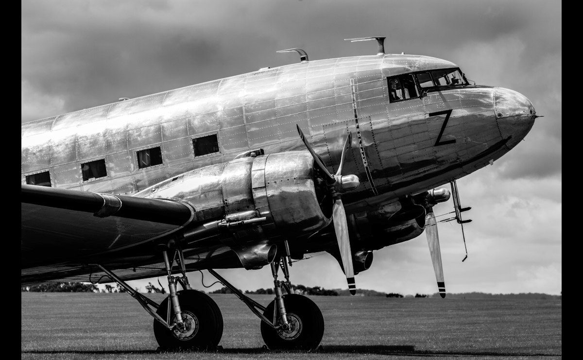 Papermoon Fototapete Vintage Verkehrsflugzeug Schwarz & Weiß