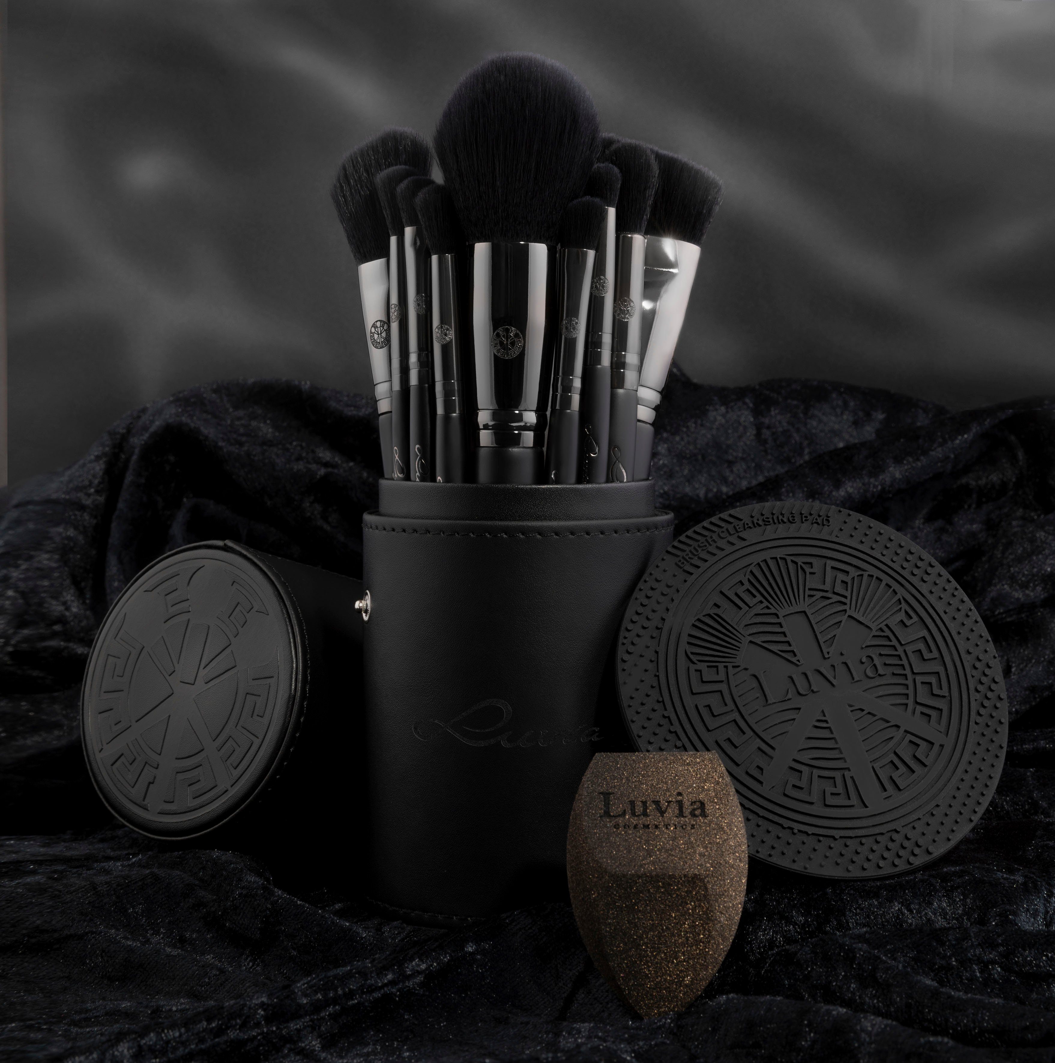 Luvia Cosmetics Kosmetikpinsel-Set Prime Vegan Pro Black Edition, 15 tlg., Mit 12 Pinseln aus Nurai-Haar, Schwamm und Reinigungsmatte, vegan.