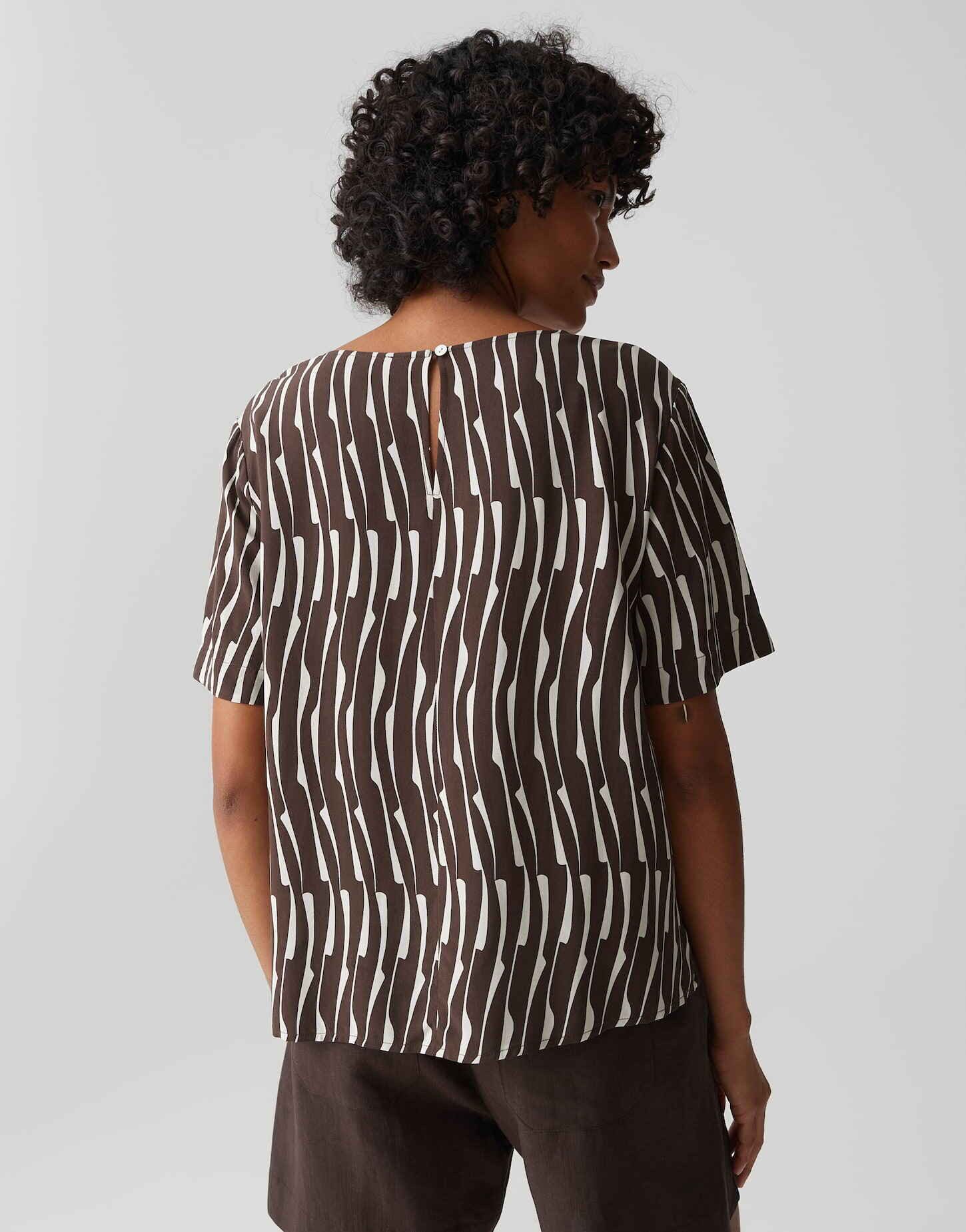 OPUS Kurzarmbluse Ferona bamboo Perlmuttknöpfe verleihen dem Look feine Eleganz