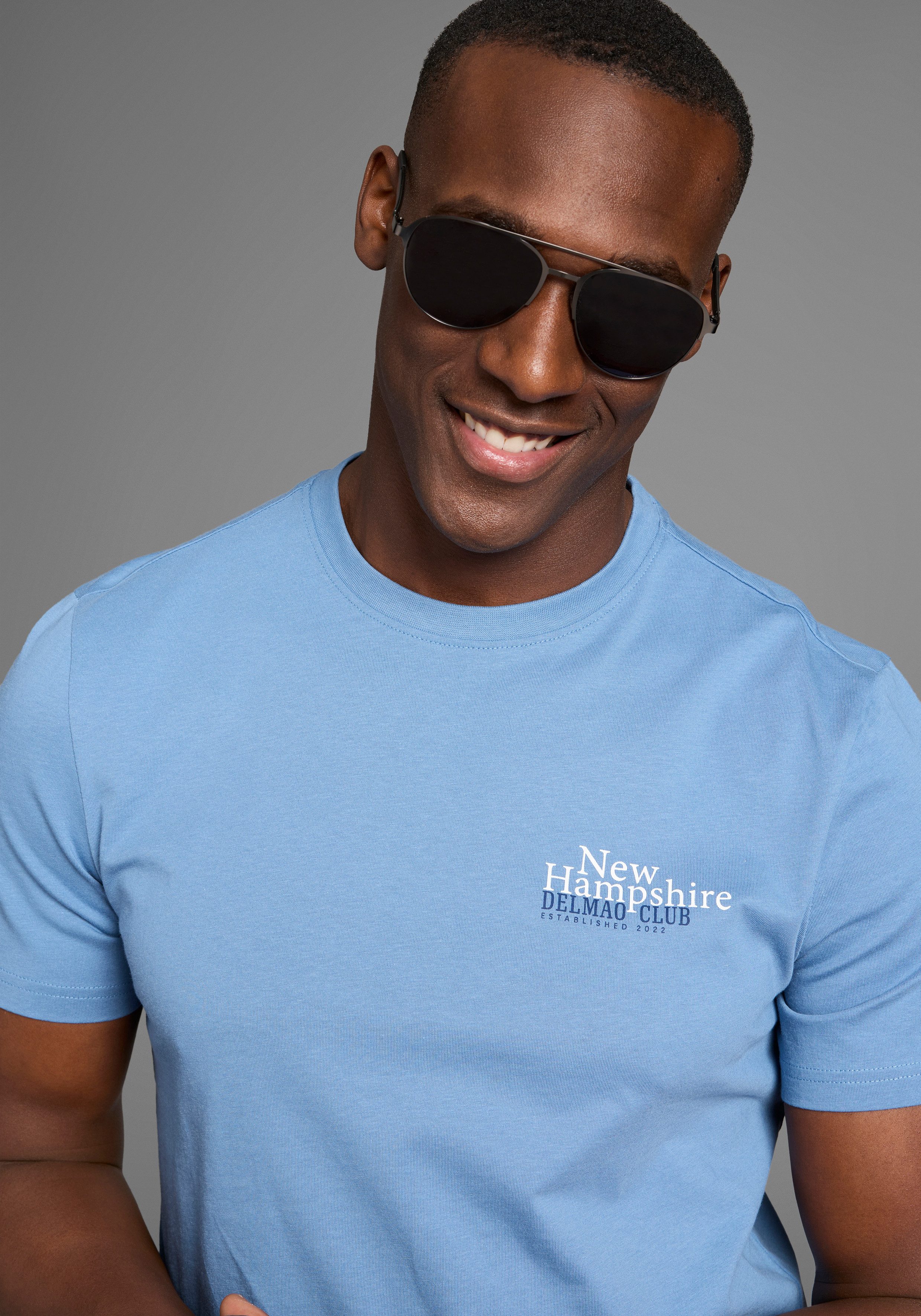 DELMAO T-Shirt mit dezentem Logo-Schriftzug im Club-Design