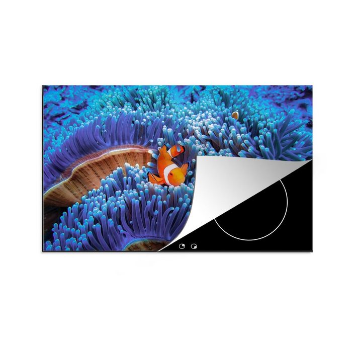 MuchoWow Herdblende-/Abdeckplatte Dreibandige Anemonenfische schwimmen durch blaue Korallen Vinyl (1 tlg) induktionskochfeld Schutz für die küche Ceranfeldabdeckung