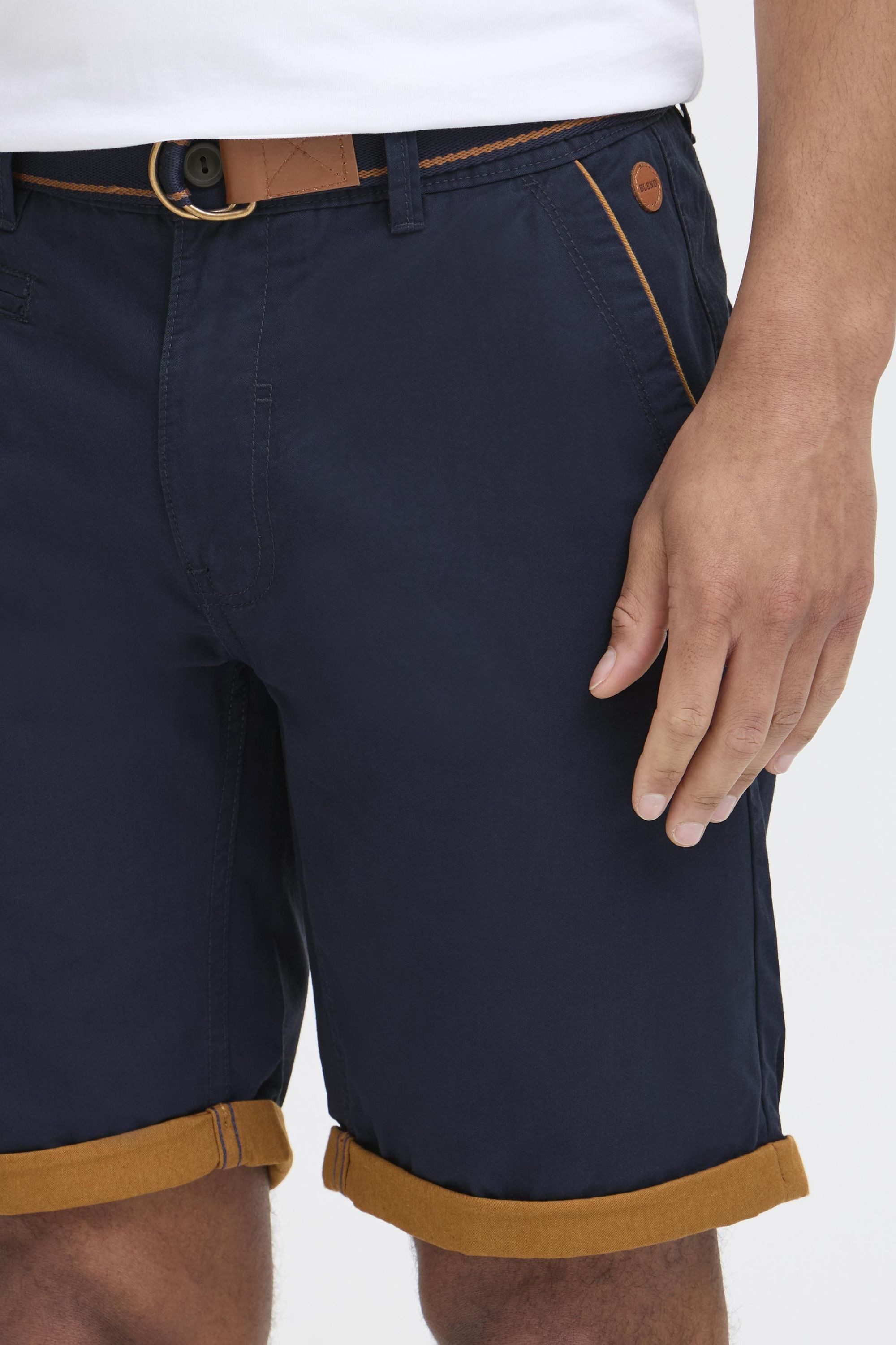 Blend Chinoshorts BHNeji Chino Shorts mit umgeschlagenen Hosenbeinen in Kontrastfarbe