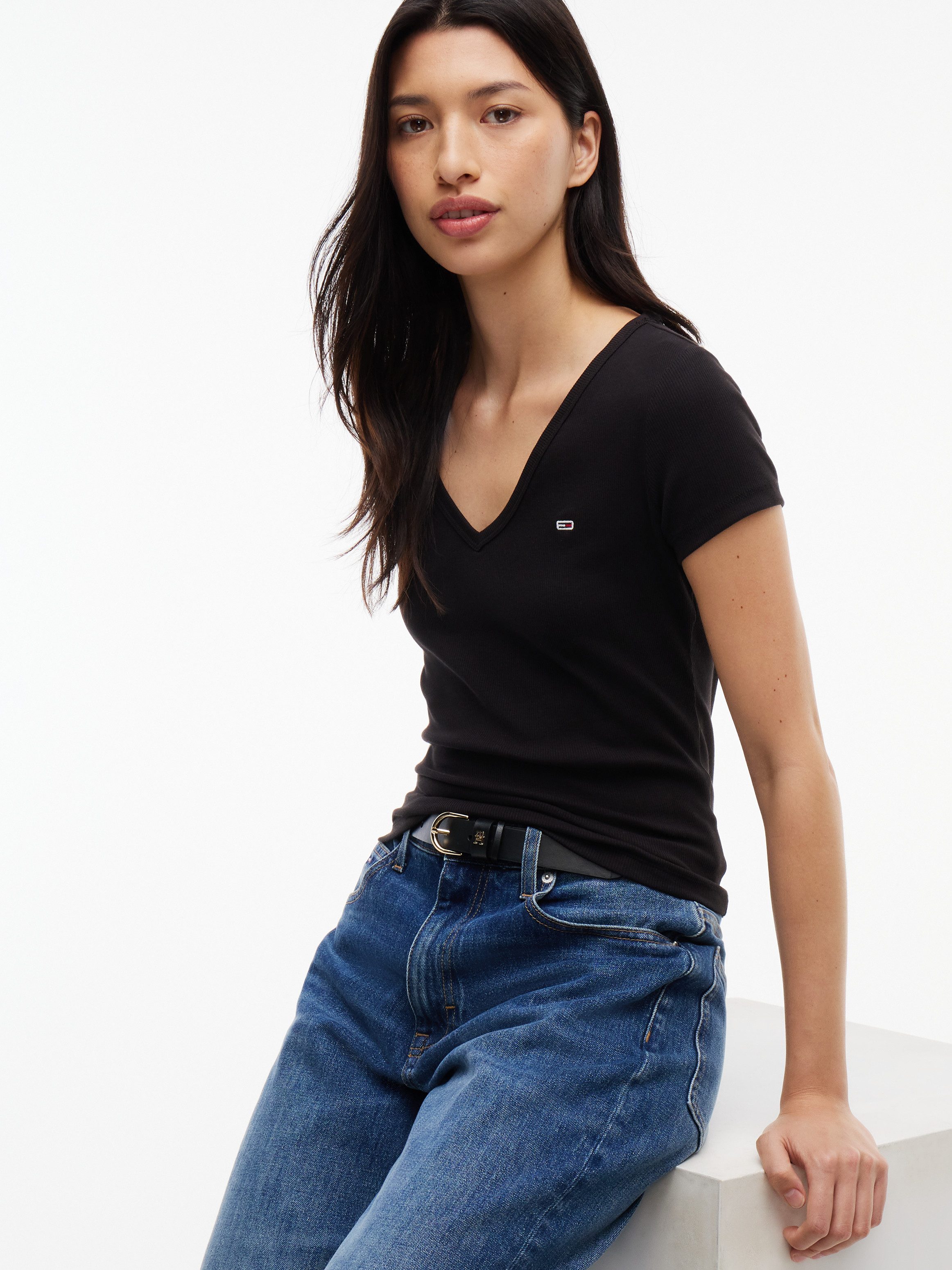 Tommy Jeans Kurzarmshirt TJW SLIM ESSENTIAL RIB V SHORT SLEEVE mit gerippter Struktur, V-Ausschnitt, Slim Fit