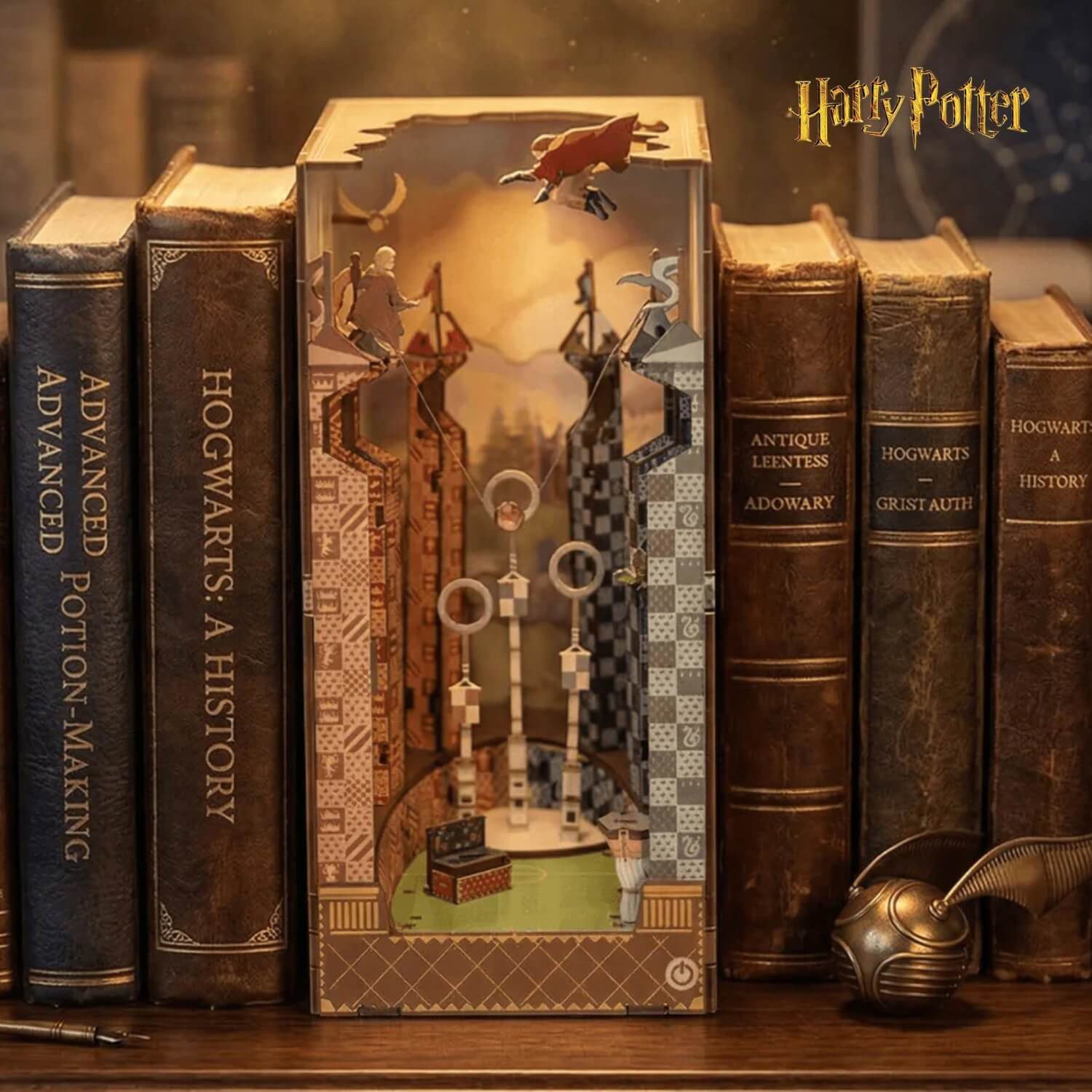 Revell® Buchstütze Quidditch Harry Potter™ Diorama aus Holz, mit LED-Beleuchtung