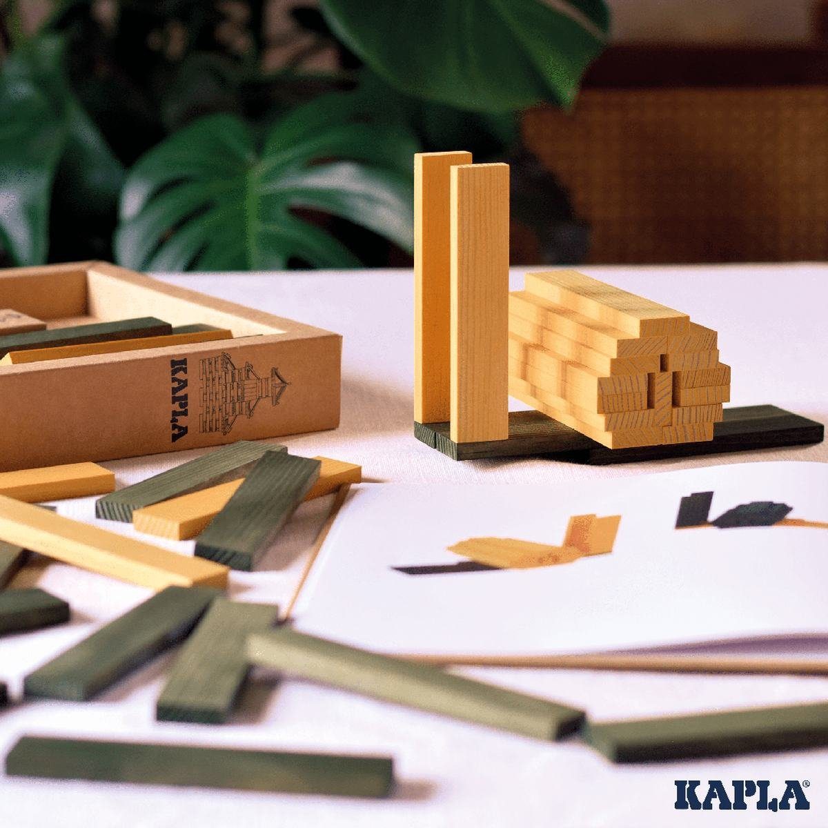 KAPLA® 40 Holzbausteine grün/gelb + Buch Pinienholz Spielbausteine