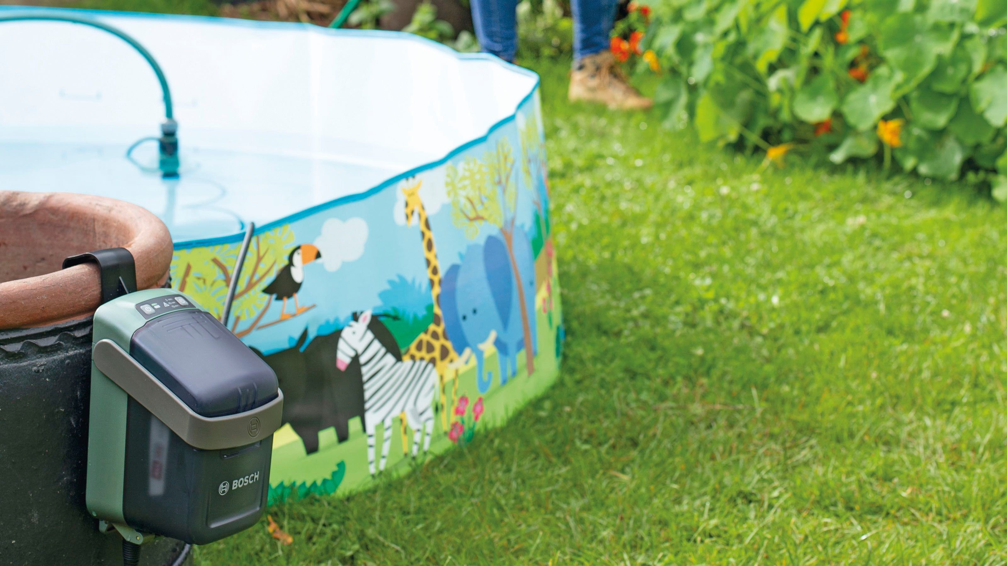 Bosch Home & Garden Akku-Gartenpumpe GardenPump 18V-2000, mit Akku 18V/2,5 Ah und Ladegerät