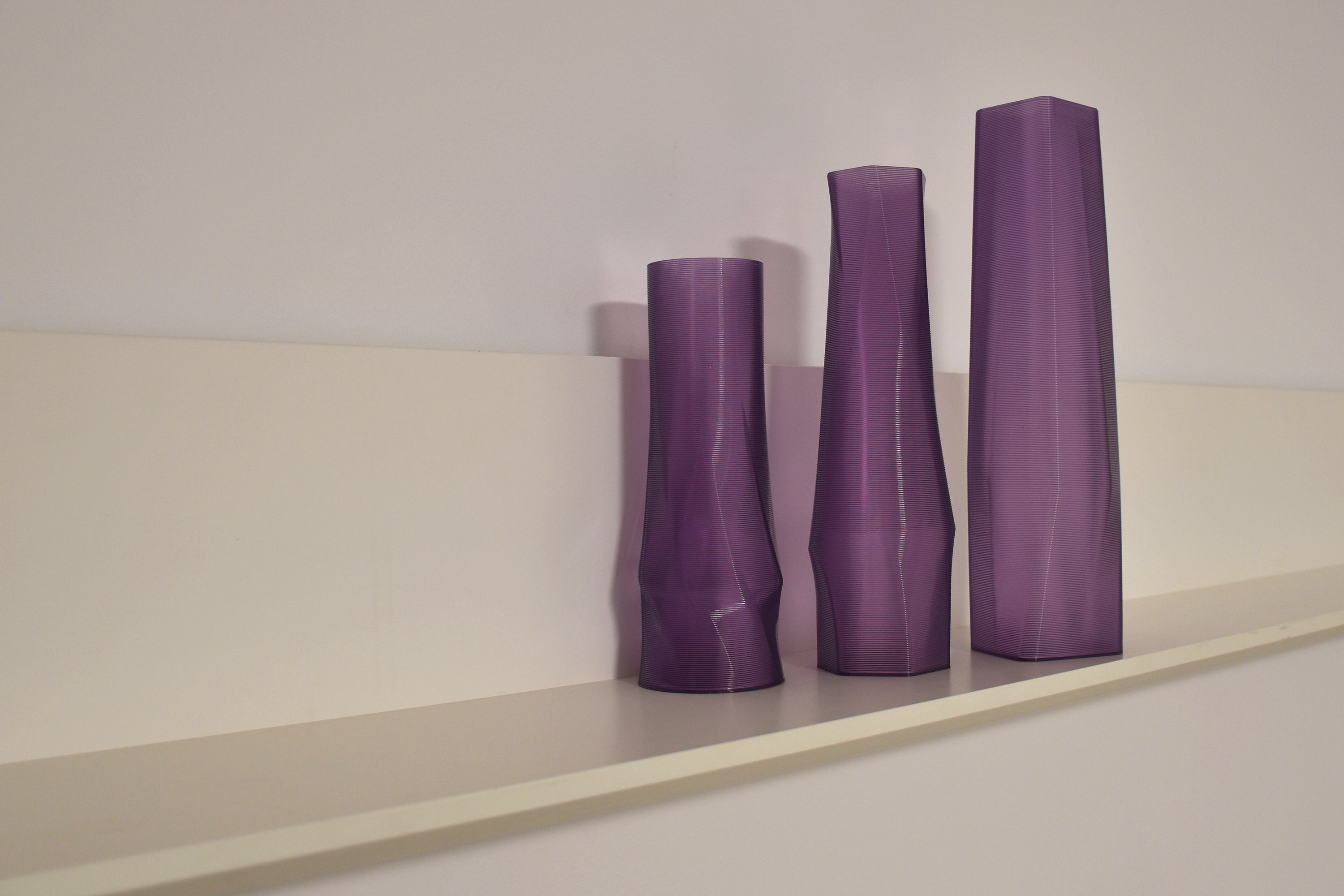 Shapes - Decorations (Einzelmodell, 100% Vasen, Materials Dekovase - the Vase), 3D-Druck 1 viele 3D (deco), des Farben, Durchsichtig; Leichte innerhalb Lila vase Struktur circle (Rillung)