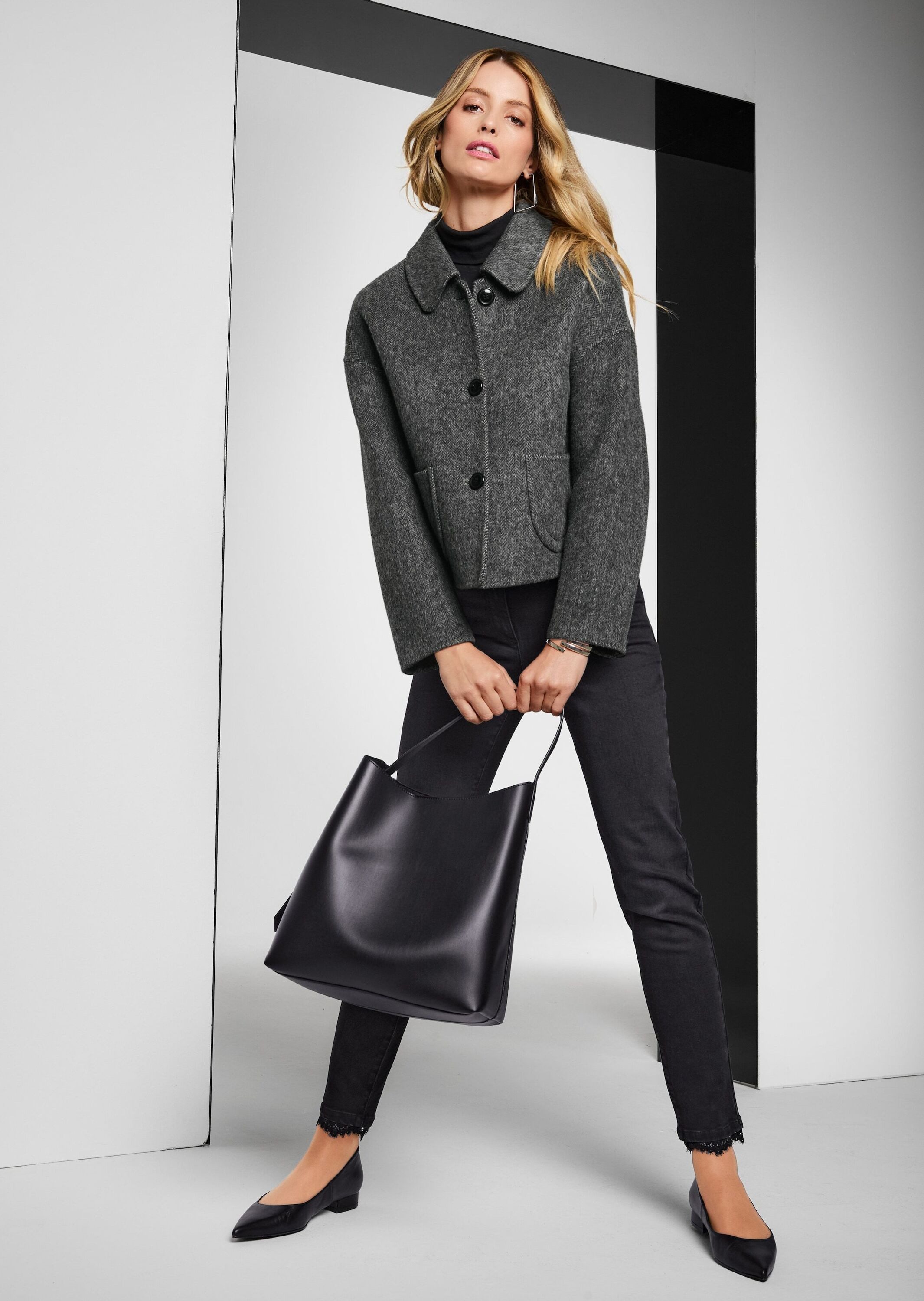 MADELEINE Outdoorjacke Elegante Jacke für kühle Tage Kurzmantel mit Fischgratmuster, Stehkragen und langen Ärmeln