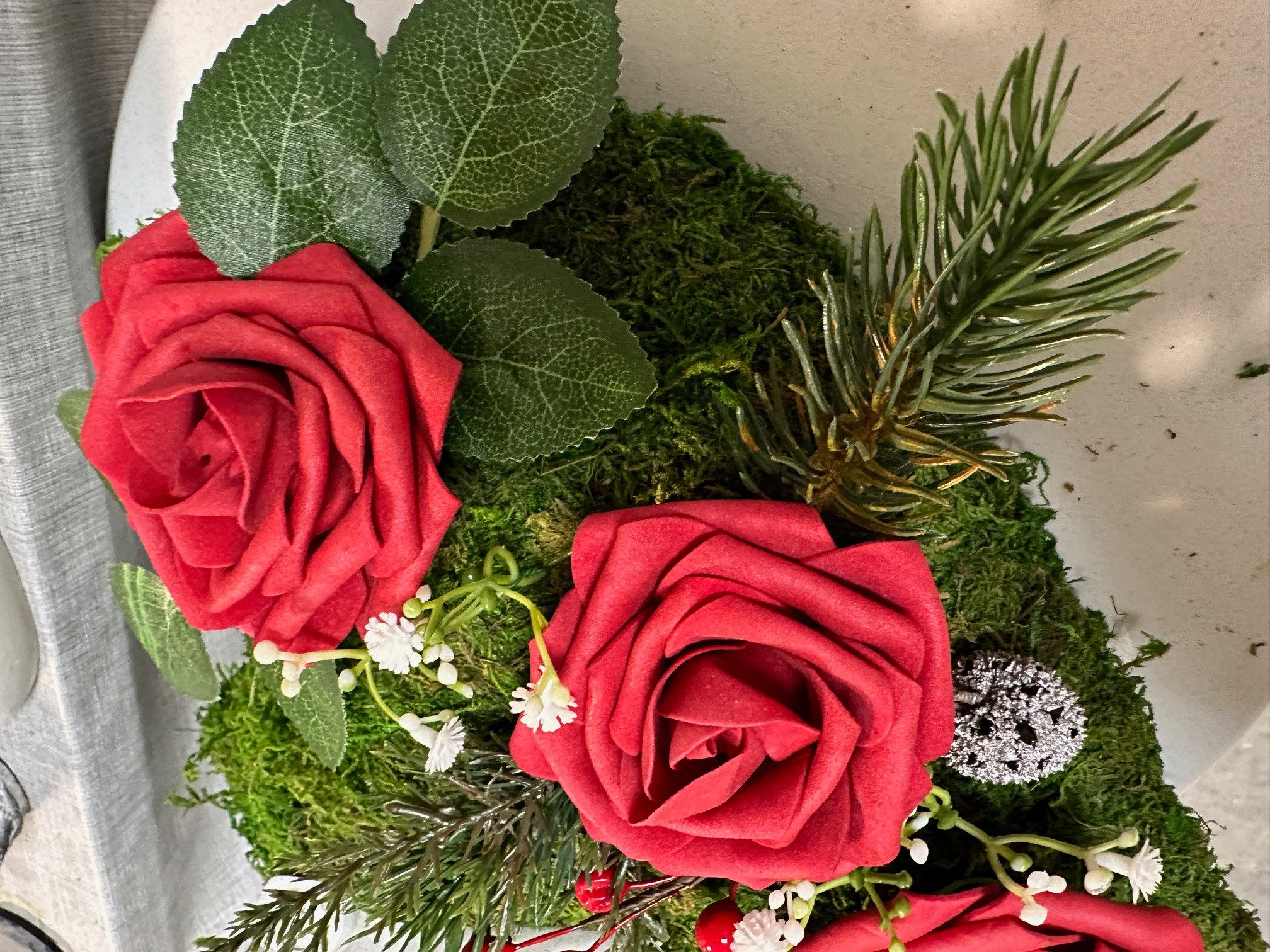 Gestecke Grabgesteck Moosherz "Engel" 3 Rosen rot, Radami günstig online kaufen