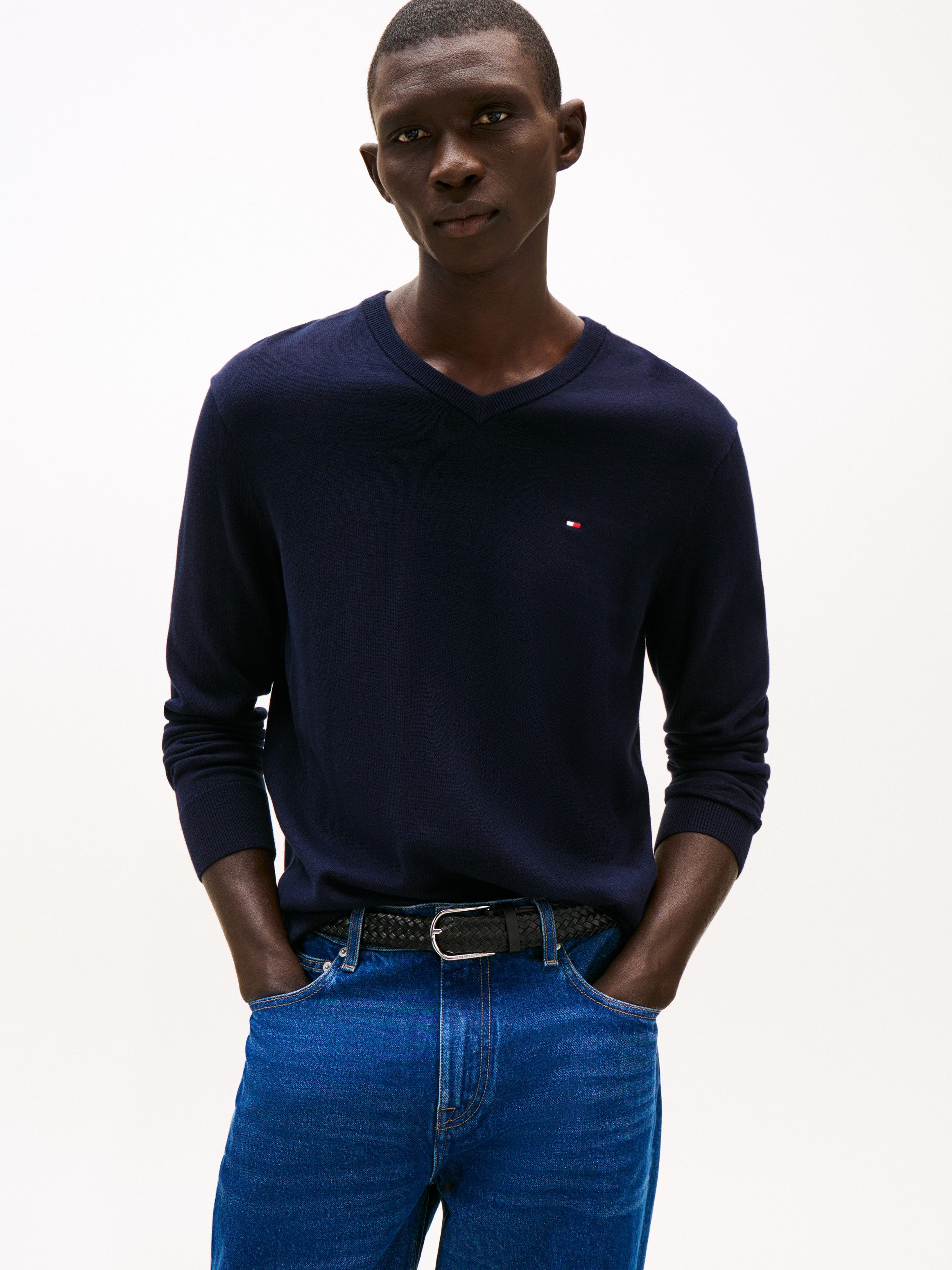 Tommy Hilfiger Strickpullover ESSENTIAL COTTON V NECK mit V-Ausschnitt und Stickerei unifarben, casual, regular fit, Baumwolle, V-Ausschnitt. Reduzierter Preis € 84,99. Unverbindliche Preisempfehlung € 99,90