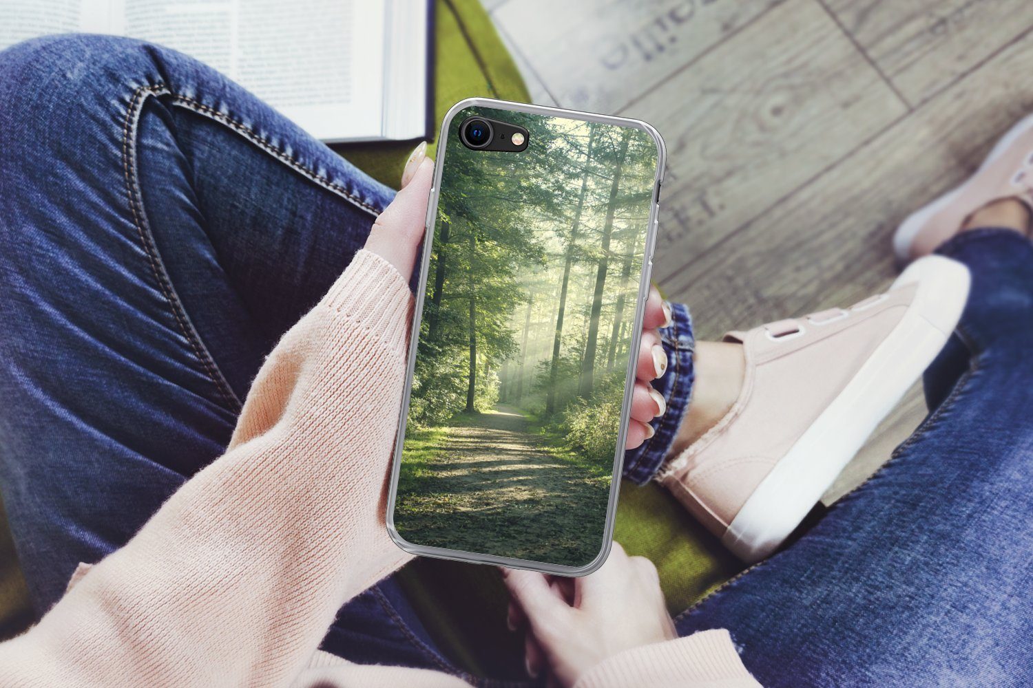 MuchoWow Handyhülle für Apple iPhone 8 Wald - Weg - Sonne - Bäume - Grün - Natur, Smartphone-Bumper, Print, Handy Schutzhülle Dünn