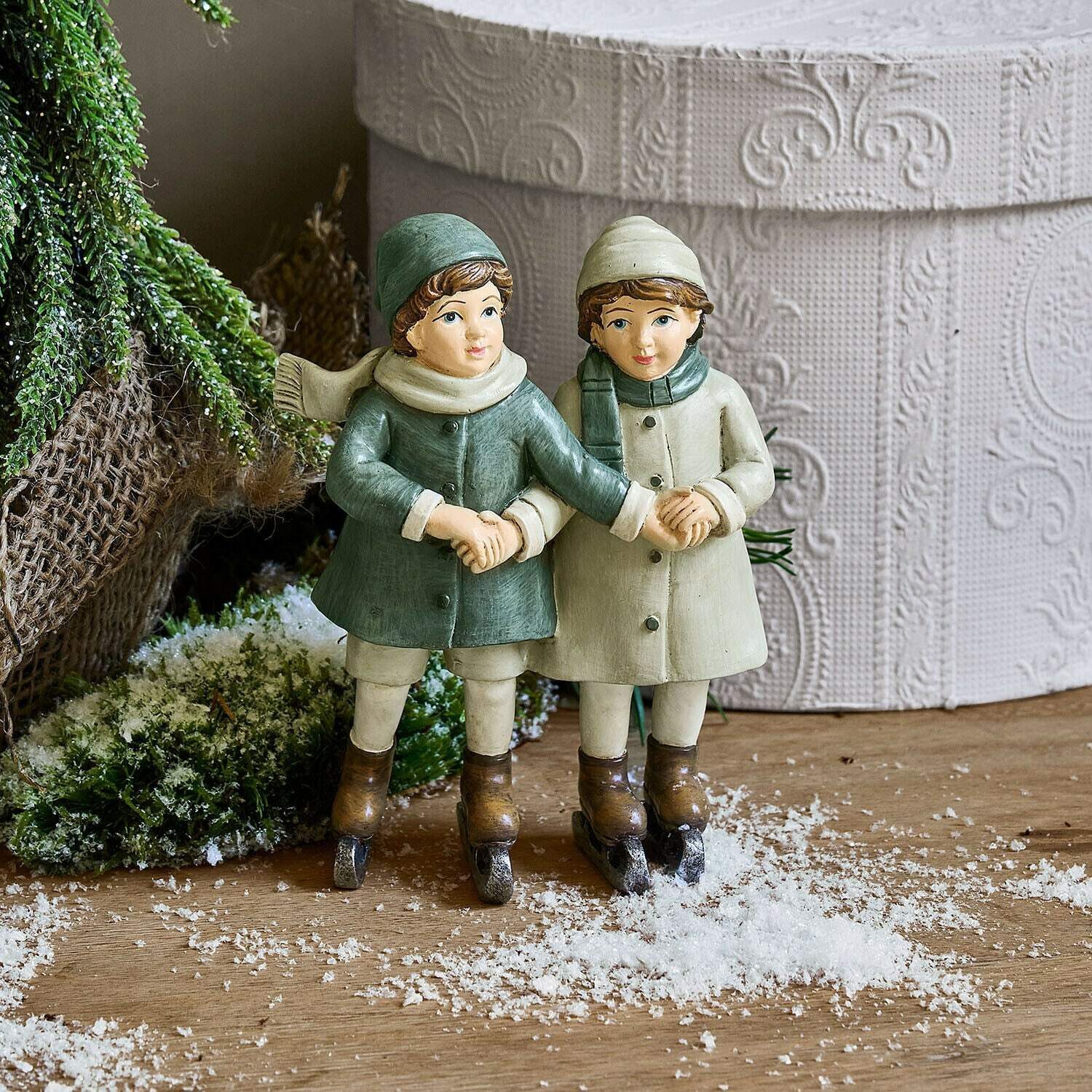Mirabeau Weihnachtsfigur Deko-Kinder mit Schlittschuhen Jerries grün (kein Set, kein Set) – Bild 3 von 3