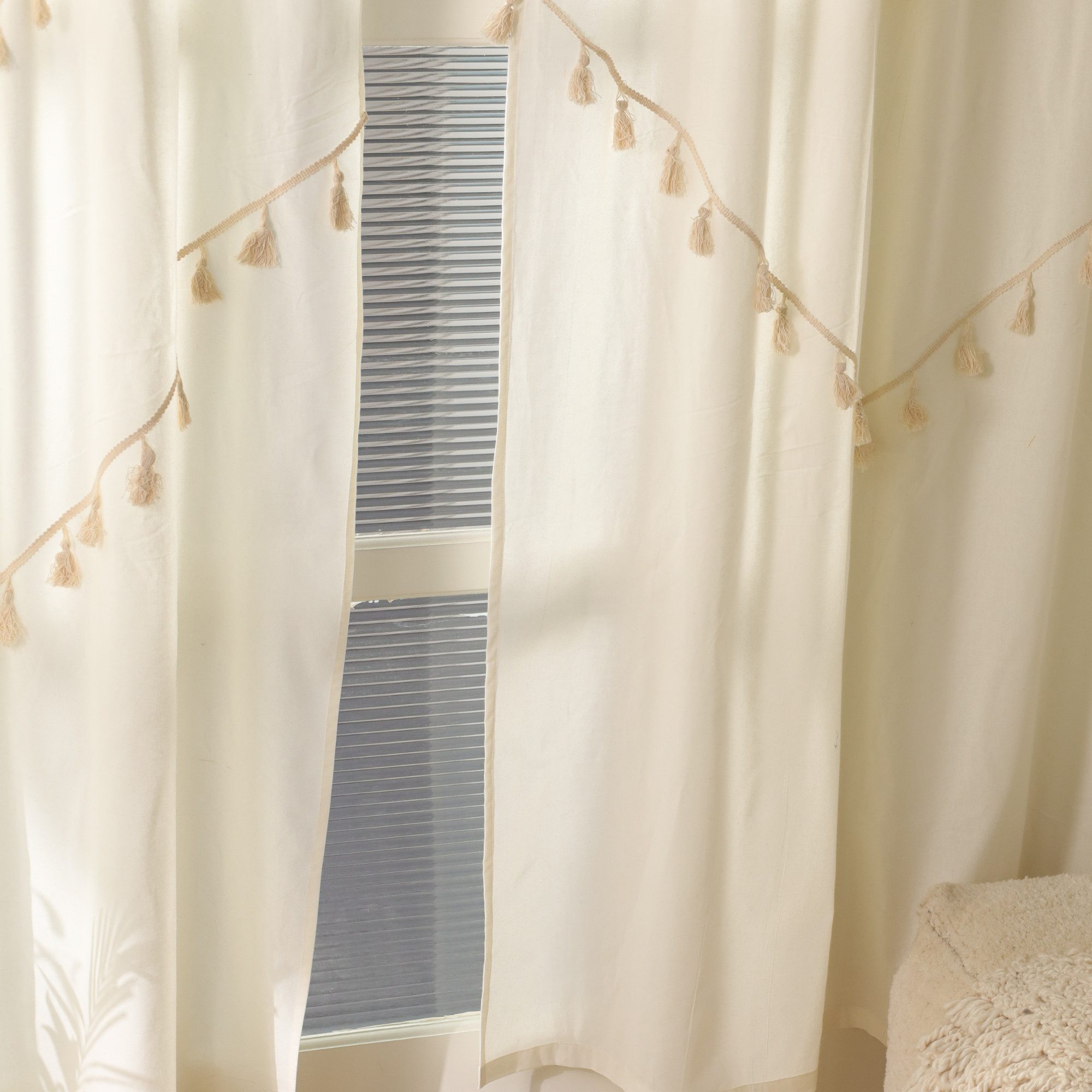 Karmandala Gardine Boho Vorhang mit Quasten Einfarbige Gardinen mit Fransen 2er-Set, Schlaufen, Moderne Boho Gardinen aus Baumwolle, Vorhang Set mit Aufhängesch – Bild 5 von 5