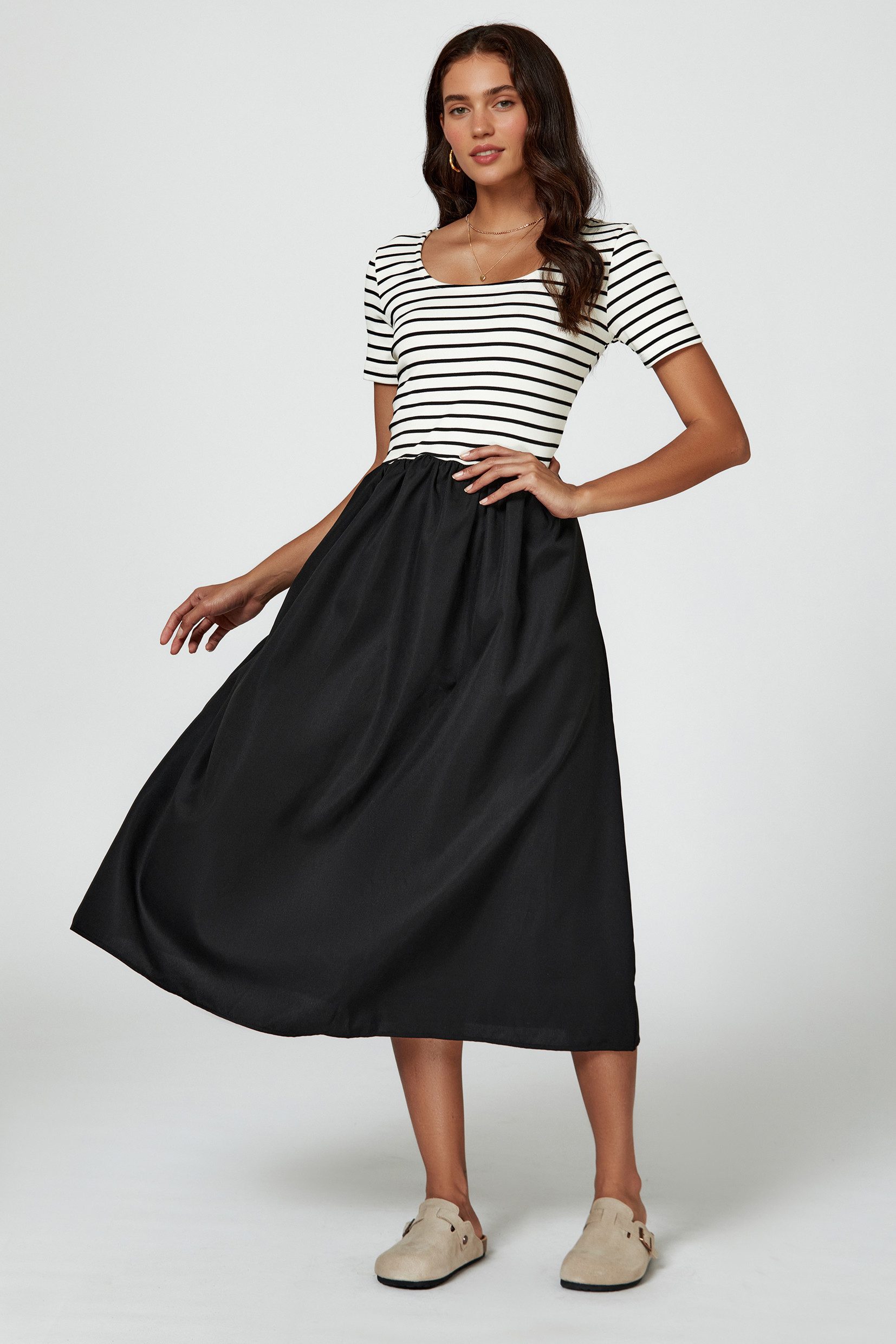 FS Collection Midikleid Damen Midikleid gestreift kurzarm mit U-Boot-Ausschnitt Weiß/Schwarz (XS (EU:36 / UK:8) · S (EU:38 / UK:10) · M (EU:40 / UK:12) · L (EU:42 / UK:14) · XL (EU:44 / UK:16), Weiß/Schwarz) Gestreift, U-Boot-Ausschnitt, offener Rücken, Jersey-Oberteil