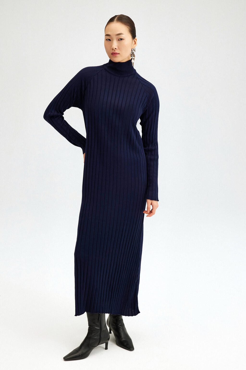 Maxikleid RIPPENSTRICKKLEID MIT ROLLKRAGEN
