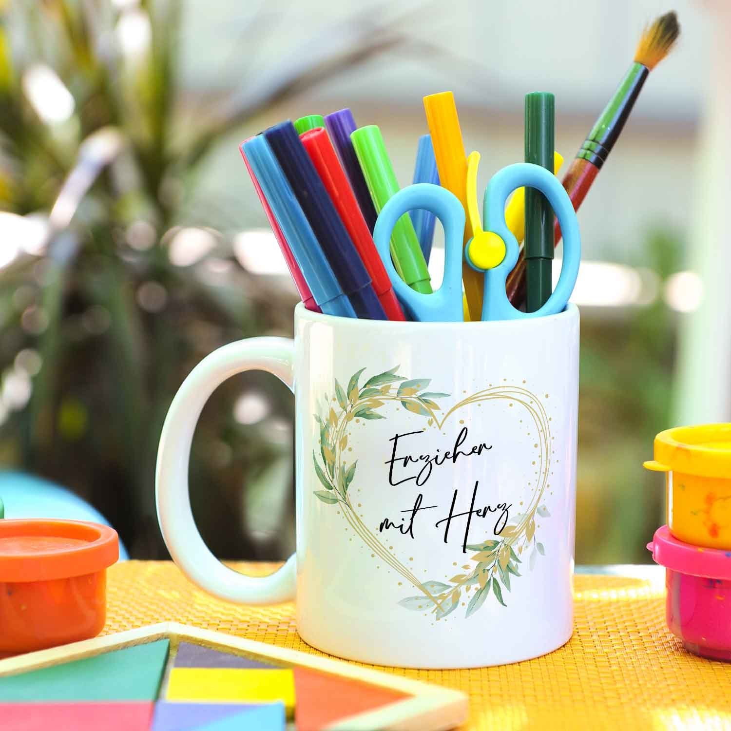 GRAVURZEILE Tasse mit Spruch - Erzieher / Erzieherin mit Herz - Langlebiger Druck, aus Keramik - Spülmaschinenfest, Motiv: Erzieher - Farbe: Weiß