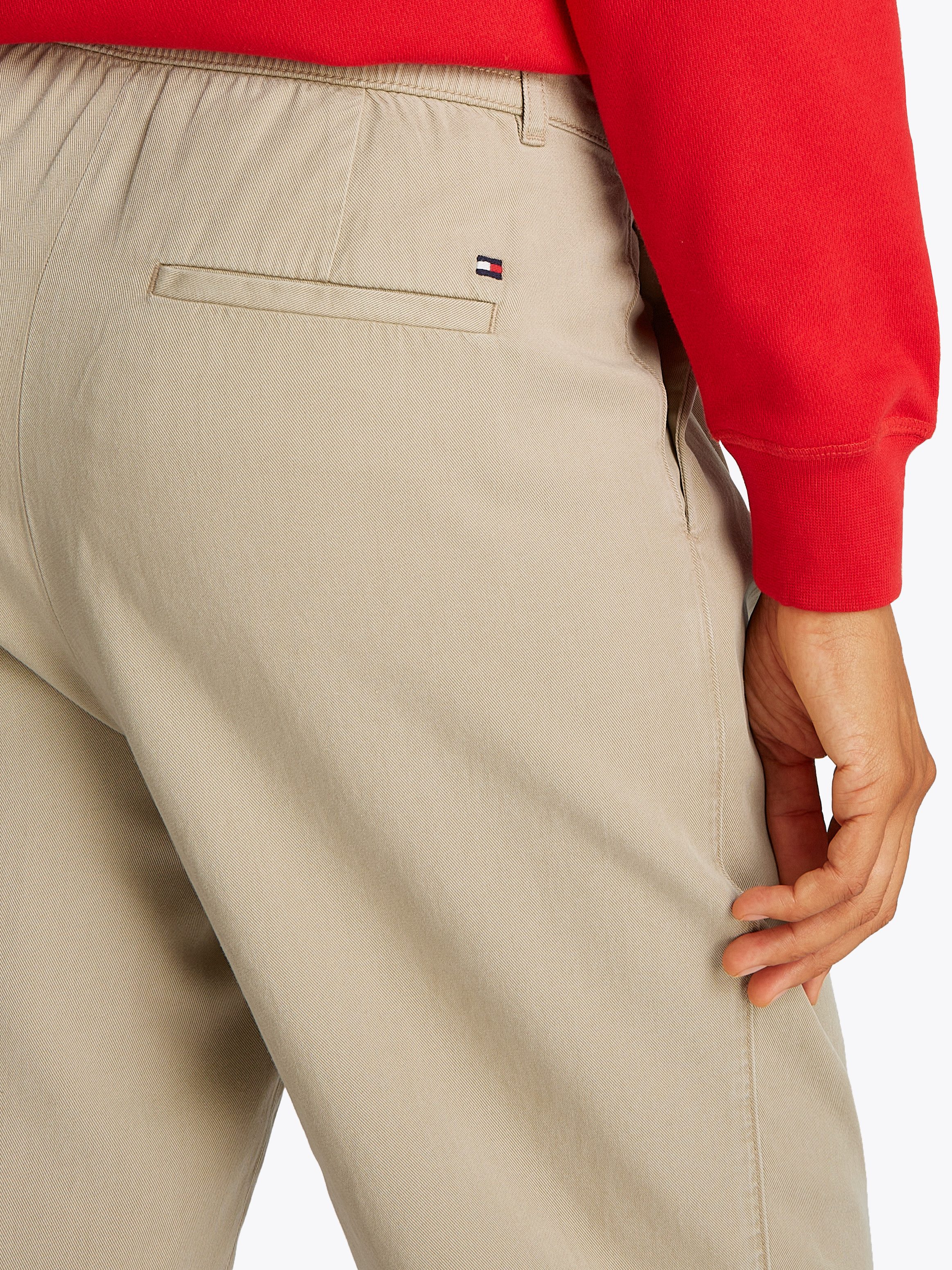 Tommy Hilfiger Chinohose CO TENCEL RLXD STR PULL ON CHINO mit Logostickerei günstig online kaufen