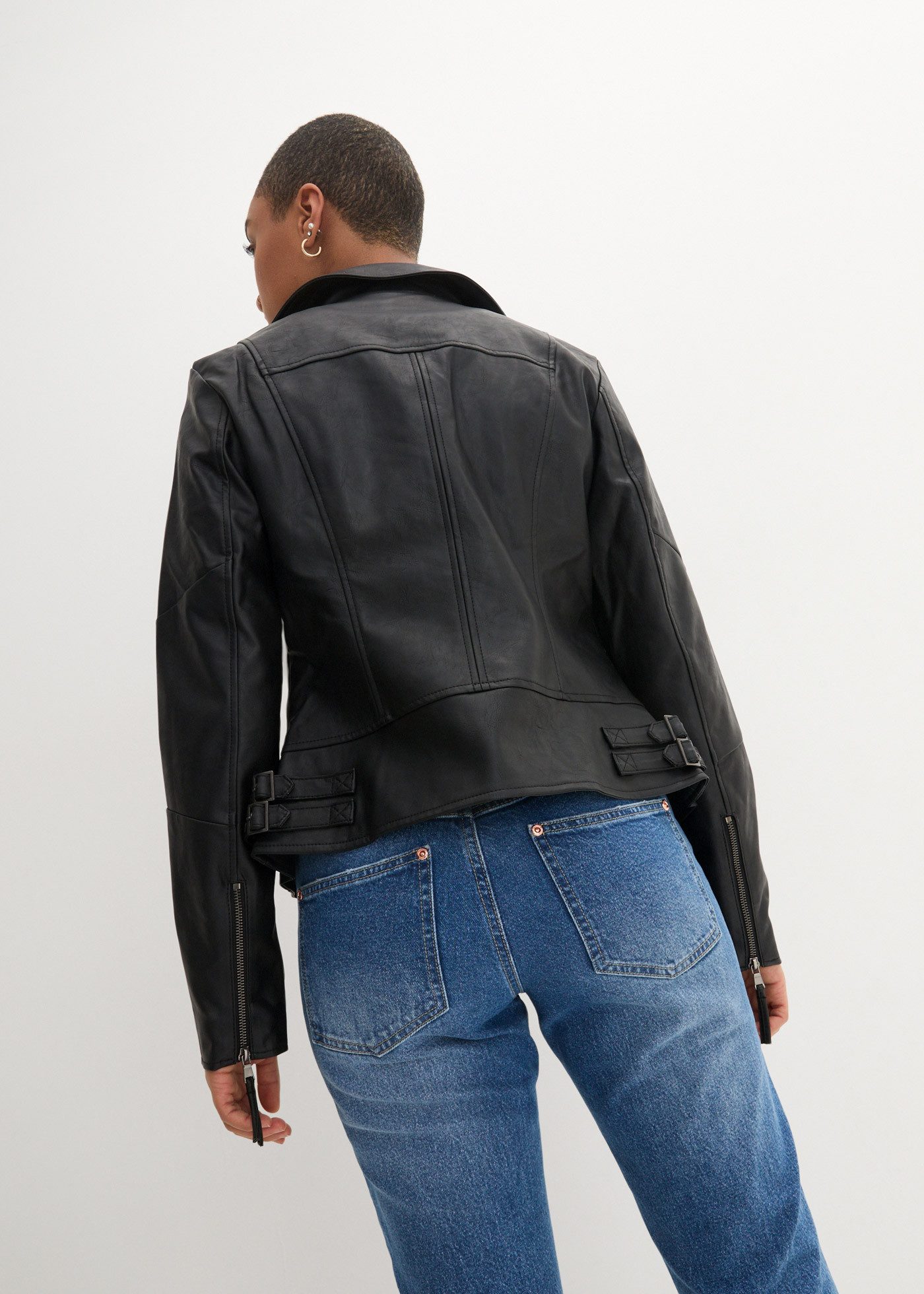 bonprix Lederimitatjacke im Bikerstil, taillierte Passform, mit Kragen und Revers
