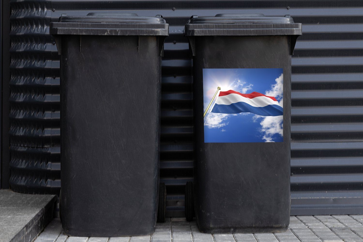 Wandsticker MuchoWow Abfalbehälter Flagge Sticker, der Mülleimer-aufkleber, Mülltonne, weht Die am St), Niederlande Container, Himmel (1