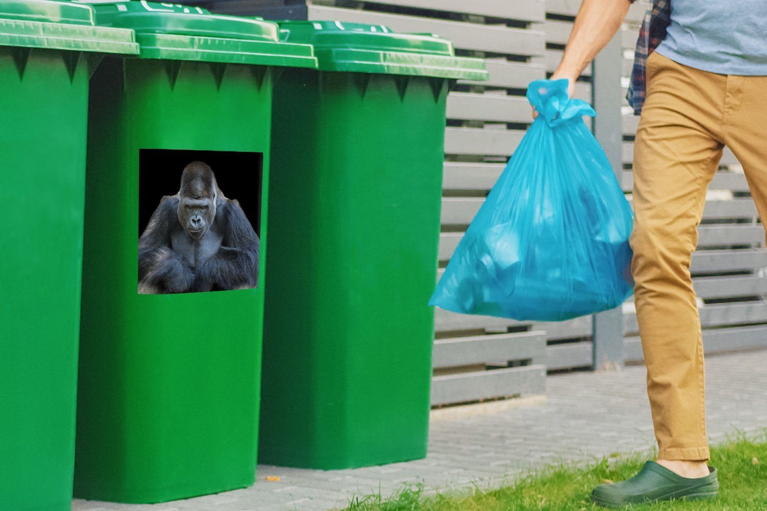 Mülltonne, St), Abfalbehälter Container, Ein in eindrucksvoll schaut Gorilla Sticker, Kamera MuchoWow (1 Mülleimer-aufkleber, die Wandsticker