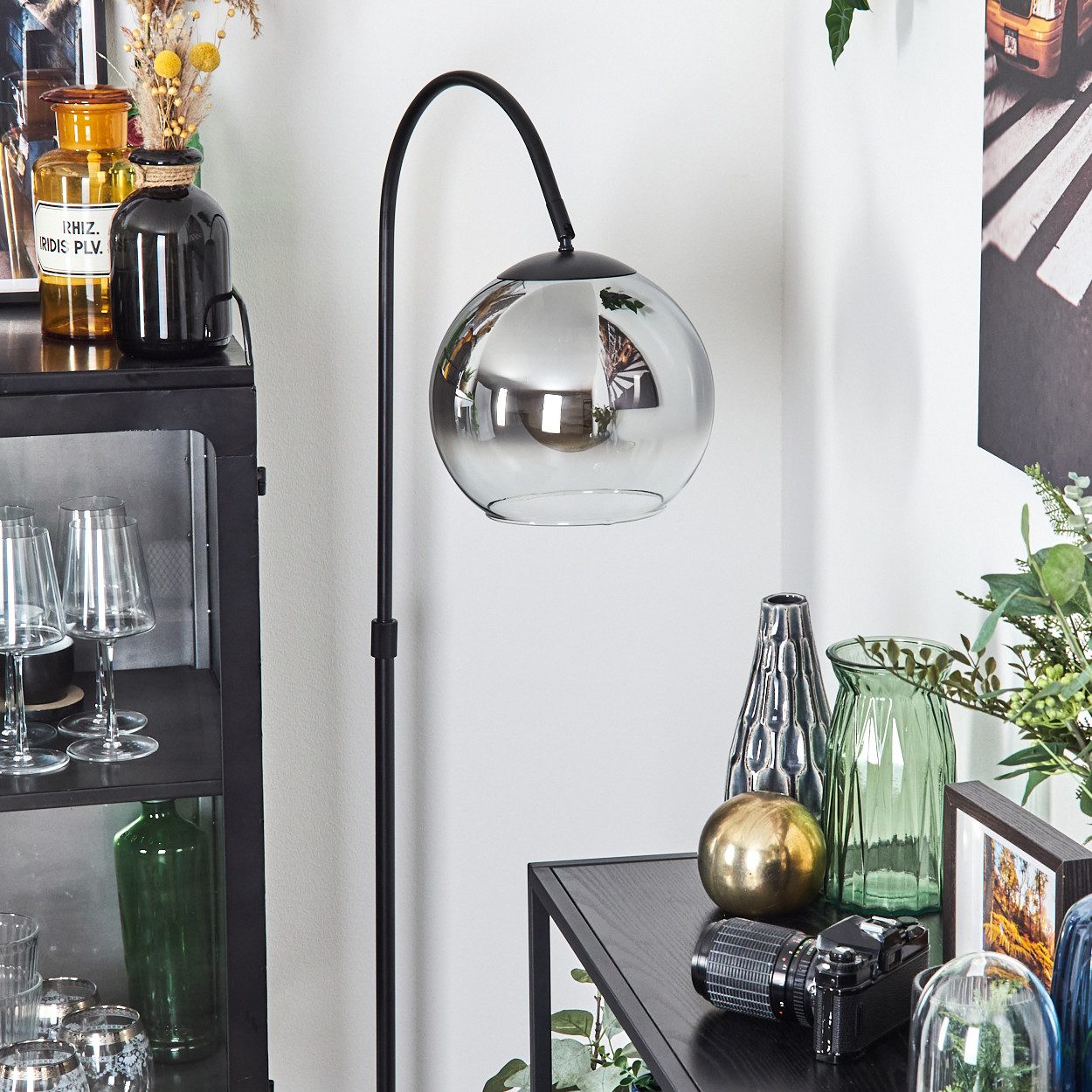 hofstein Bogenlampe Stehlampe aus Metall/Glas in Schwarz/Chrom/Rauch/Klar, ohne Leuchtmittel, Industrial-Design Leuchte m. Glasschirm (25cm) u. Fußschalter, 1xE27