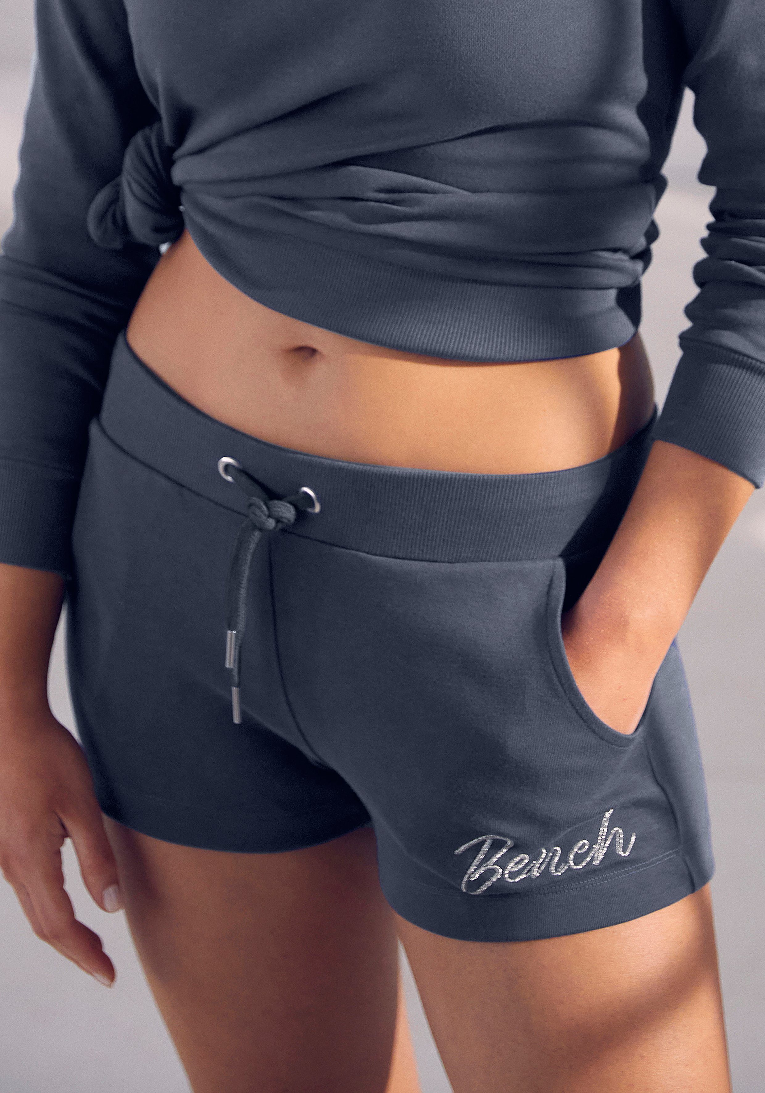 Bench. Loungewear Sweatshorts mit glänzender Logostickerei, Loungewear, Loungeanzug