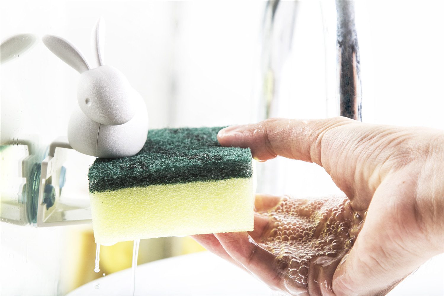 Qualy Design Schwammhalter Hase Weiß, (Kunststoff, 2-tlg., Saugnäpfe und 1 Schwamm inklusive), Kaninchen, Bunny Sponge, ca. 4,8 x 6,9 x 10,1 cm