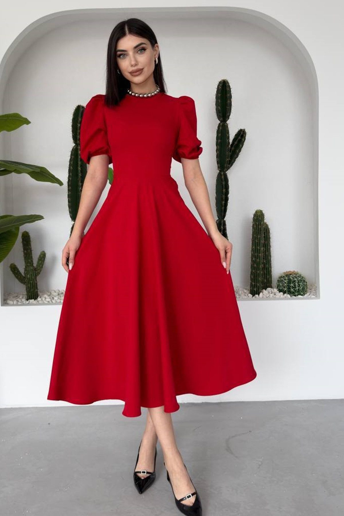 Midikleid Midi-Kleid mit Rundhalsausschnitt und ausgestelltem Rock