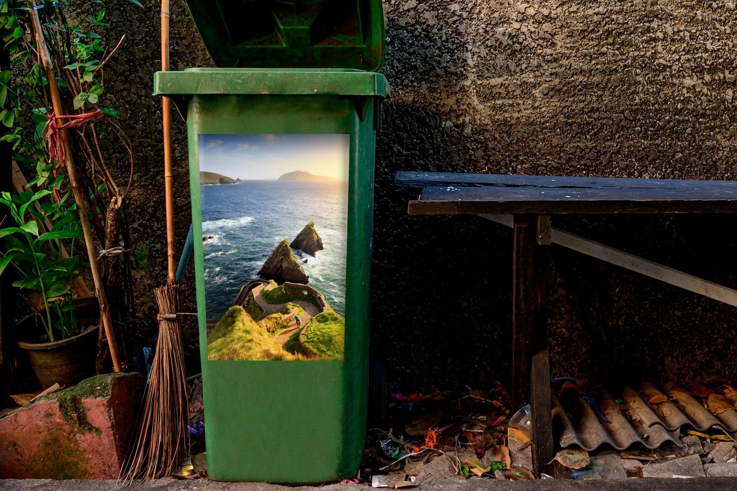 Abfalbehälter gewundenen Mülleimer-aufkleber, (1 Wanderer einem Wandsticker Mülltonne, MuchoWow Pfad auf Sticker, Container, St),
