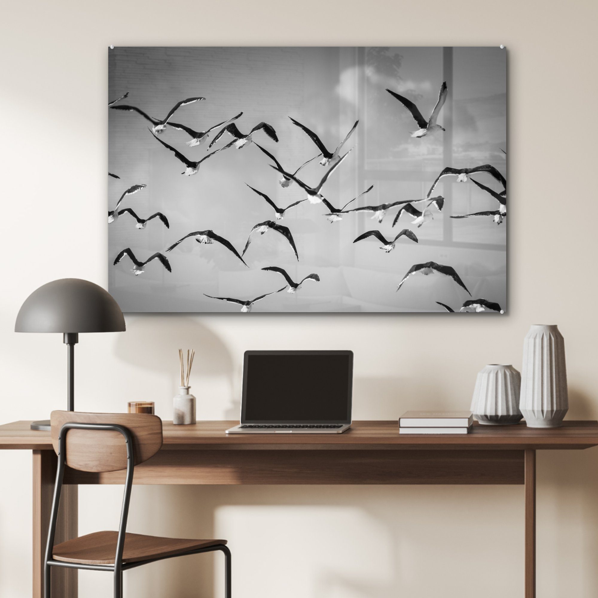& einer Schwarz-Weiß-Fotografie Wohnzimmer fliegenden (1 von Acrylglasbild Schlafzimmer Gruppe Seemöwen, MuchoWow Acrylglasbilder St),
