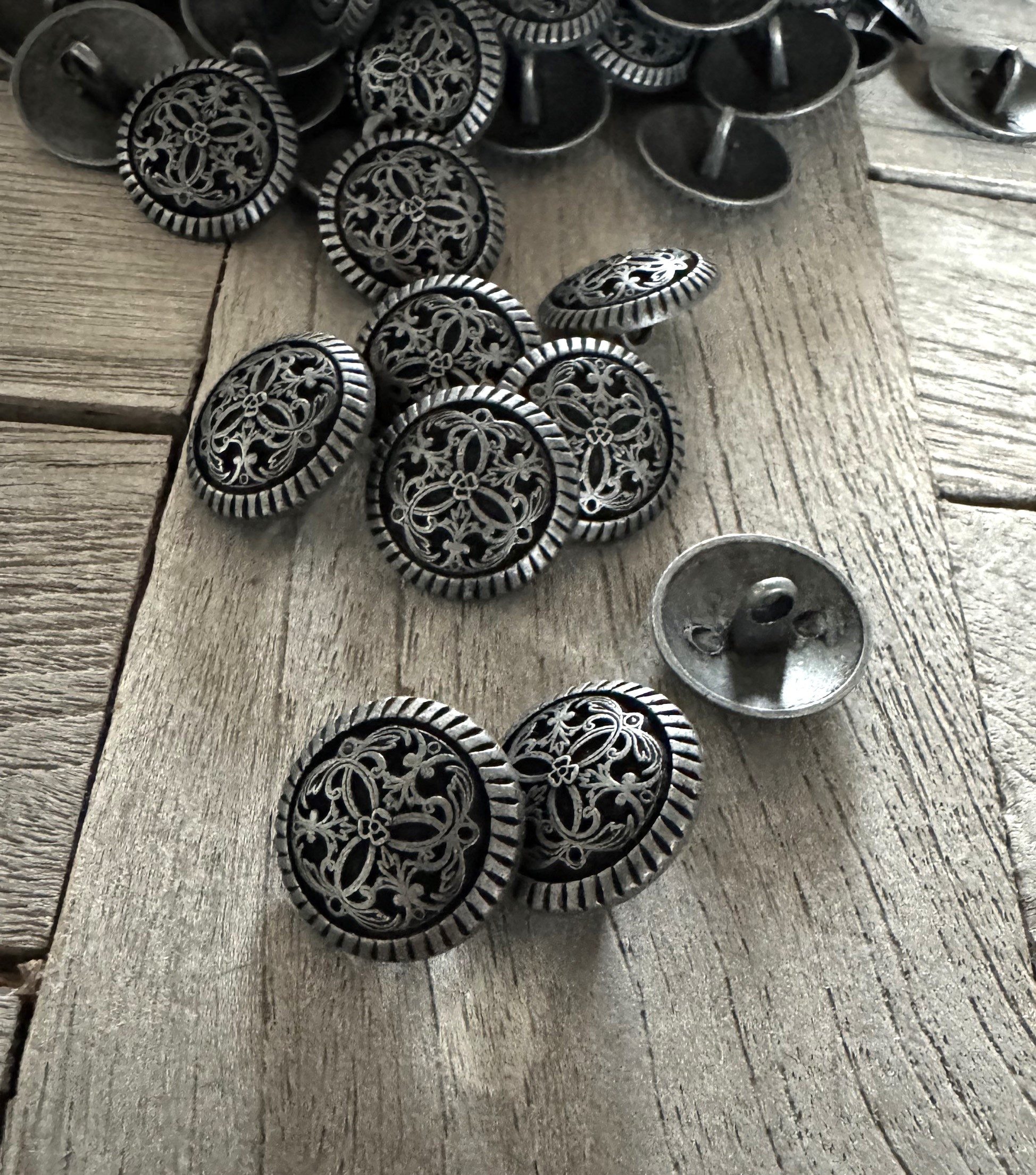 Hartmann-Knöpfe Knopf 10 Stück silber matt schwarz Metallknöpfe edles Muster Ösenknöpfe