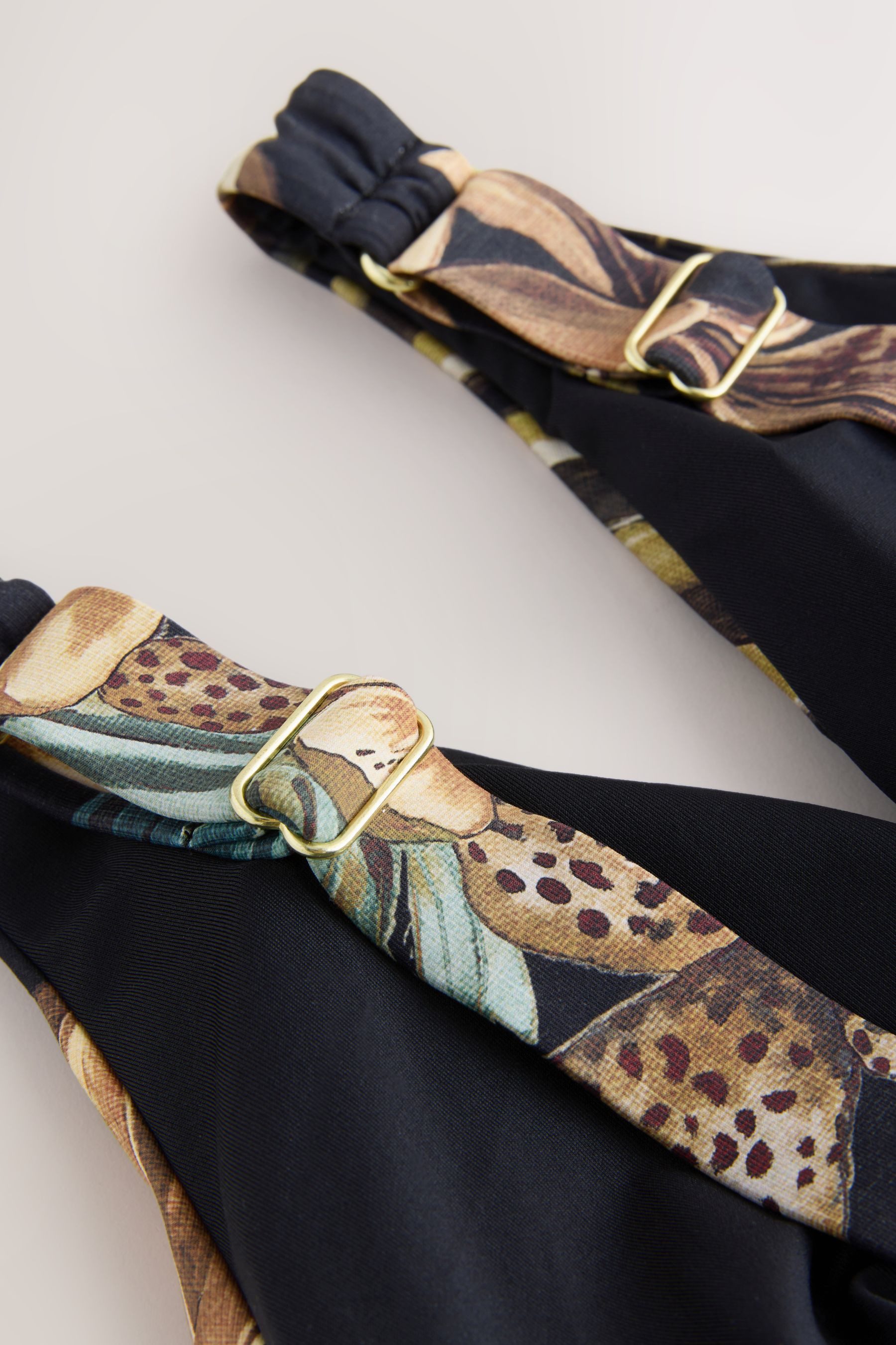 Next Badeanzug Bauchformender Badeanzug, Raffung + Ausschnitt (1-St)