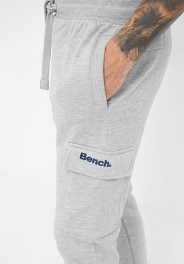 Bench. Jogginghose Fargo Logo