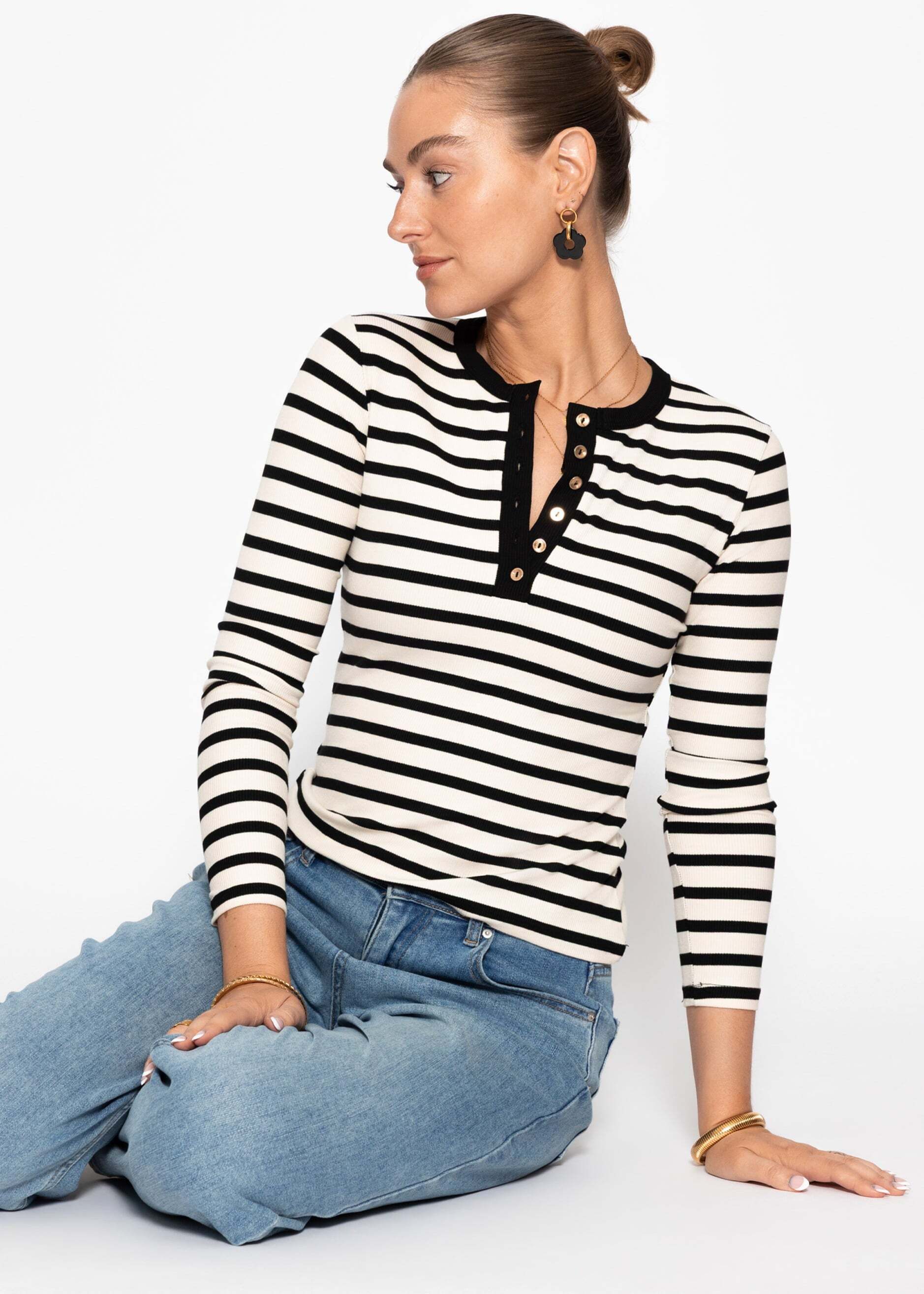 SASSYCLASSY Langarmshirt Top mit Streifen und V-Ausschnitt für Damen Modernes Shirt mit langen Armen in Schwarz Weiß – Bild 4 von 5