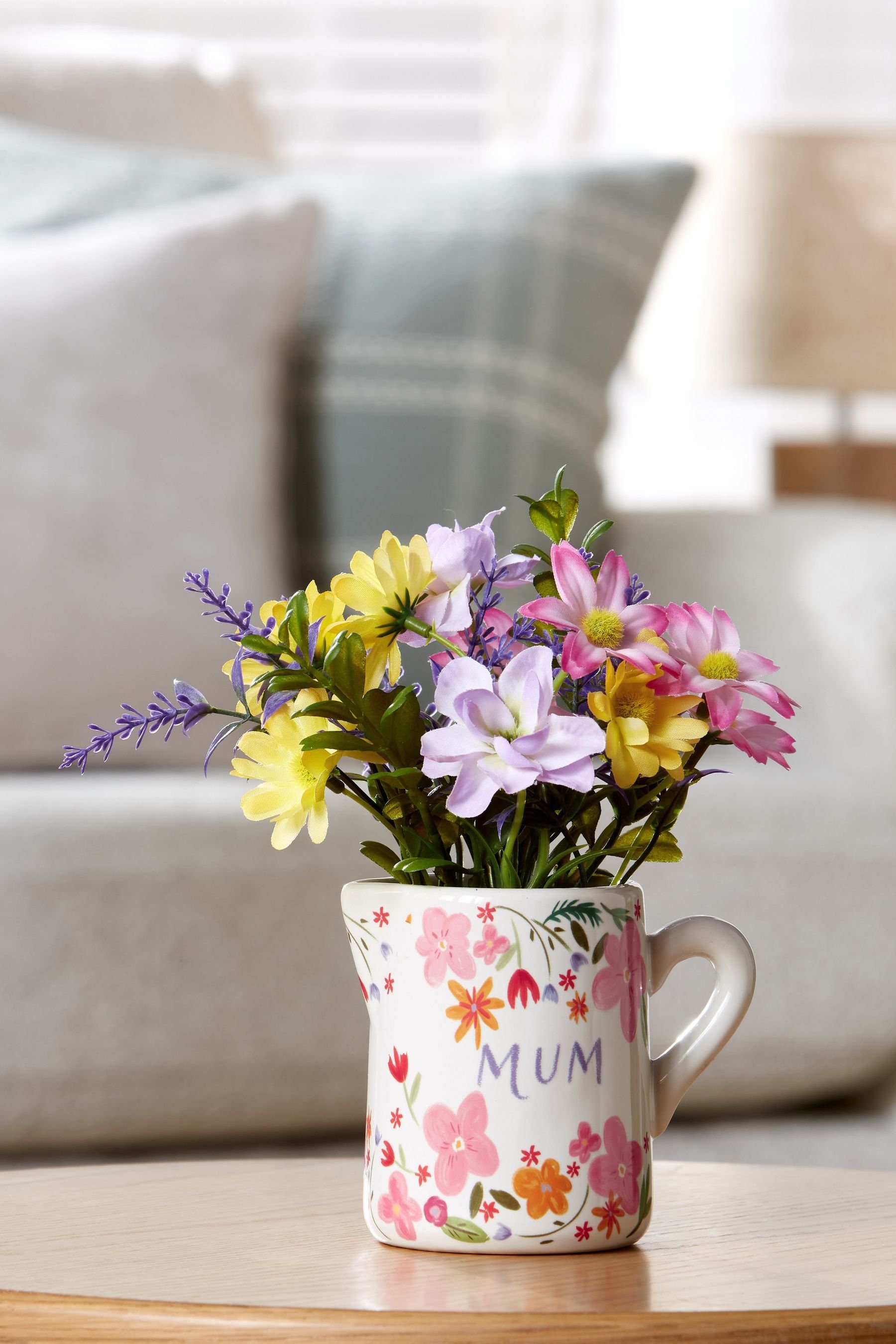 Gestecke Kunstblumen-Arrangement in Krug mit „Mutti“, Next